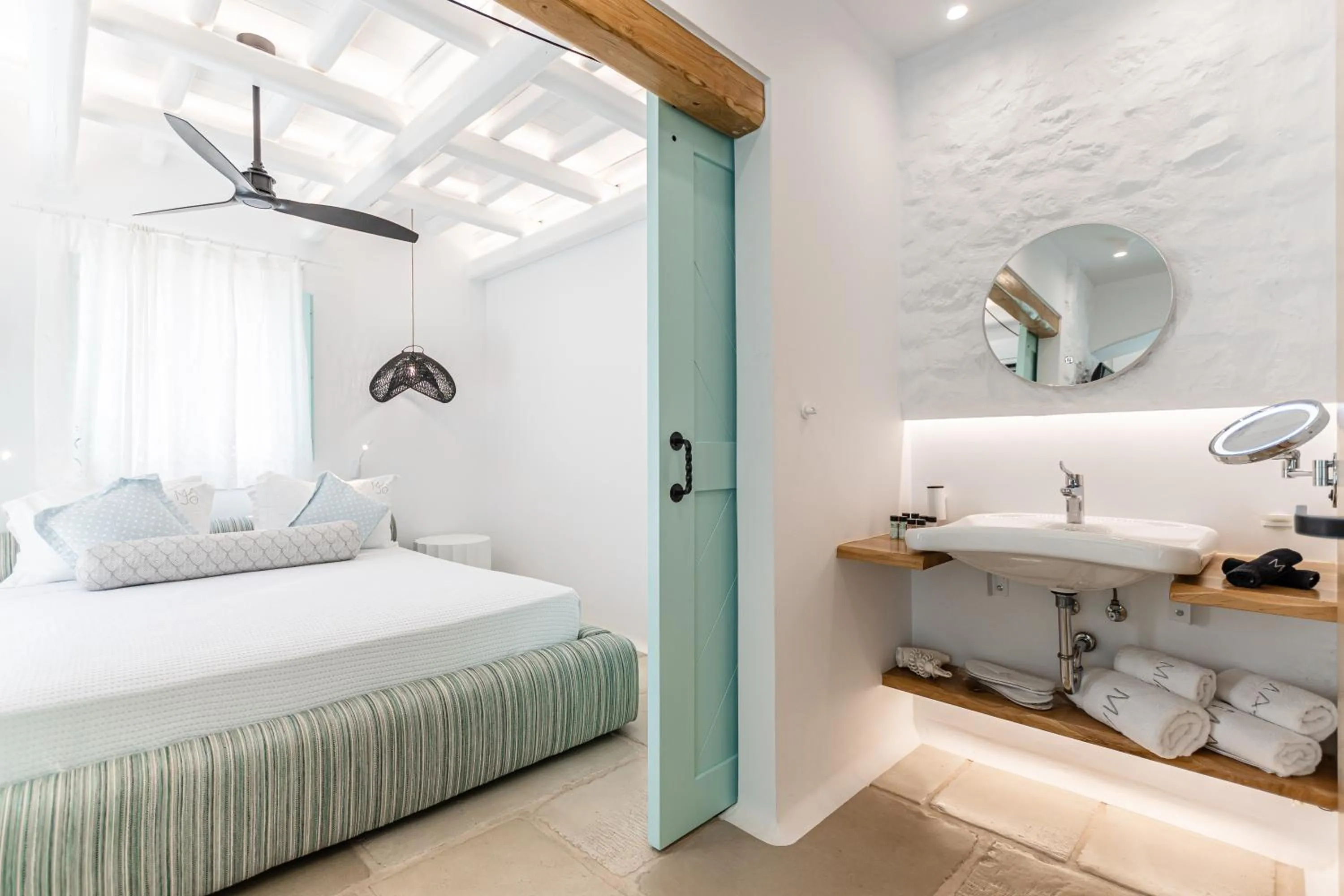 Shower, Bed in Majo Suites Hotel