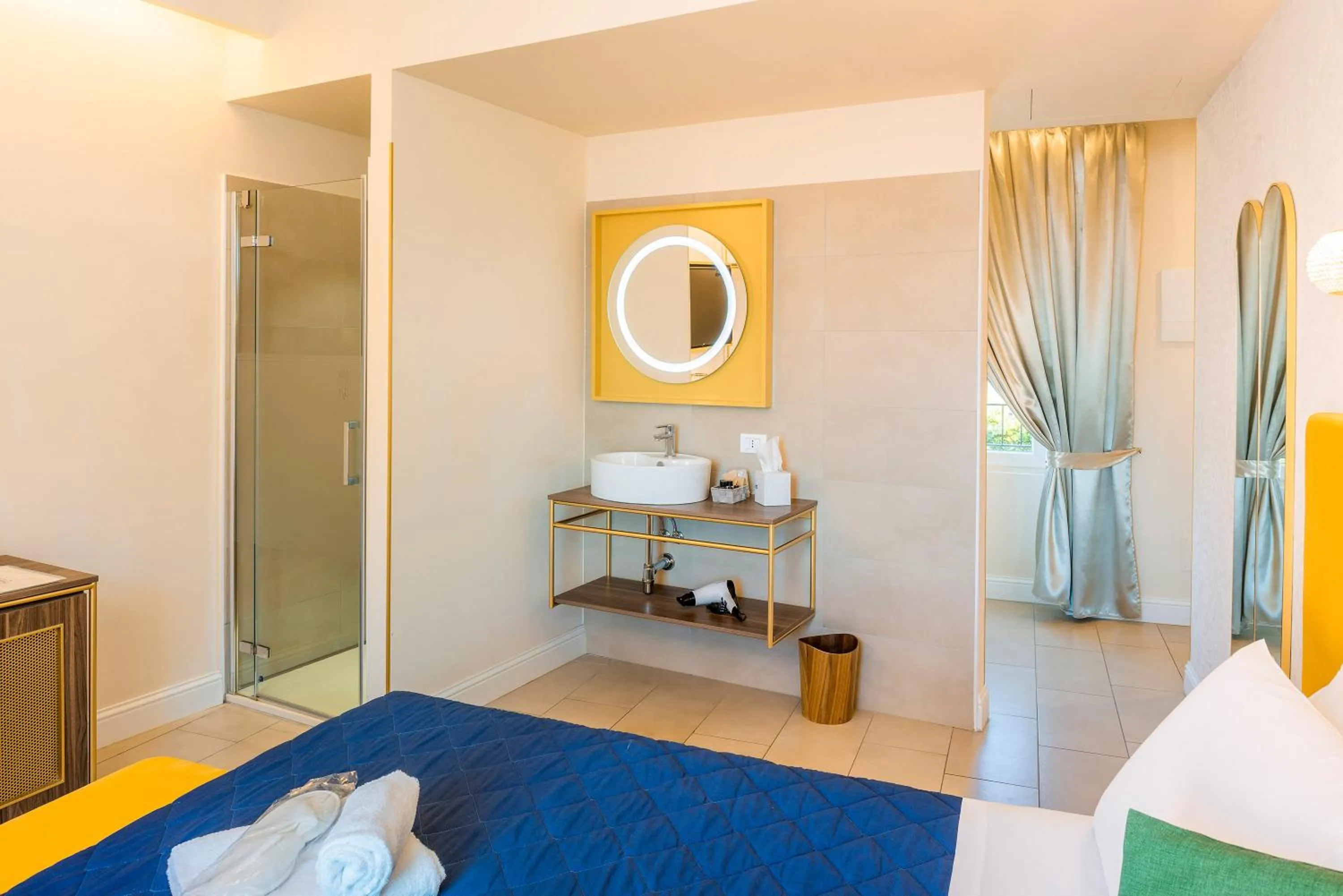 Bathroom, Bed in I Tre Re Rooms
