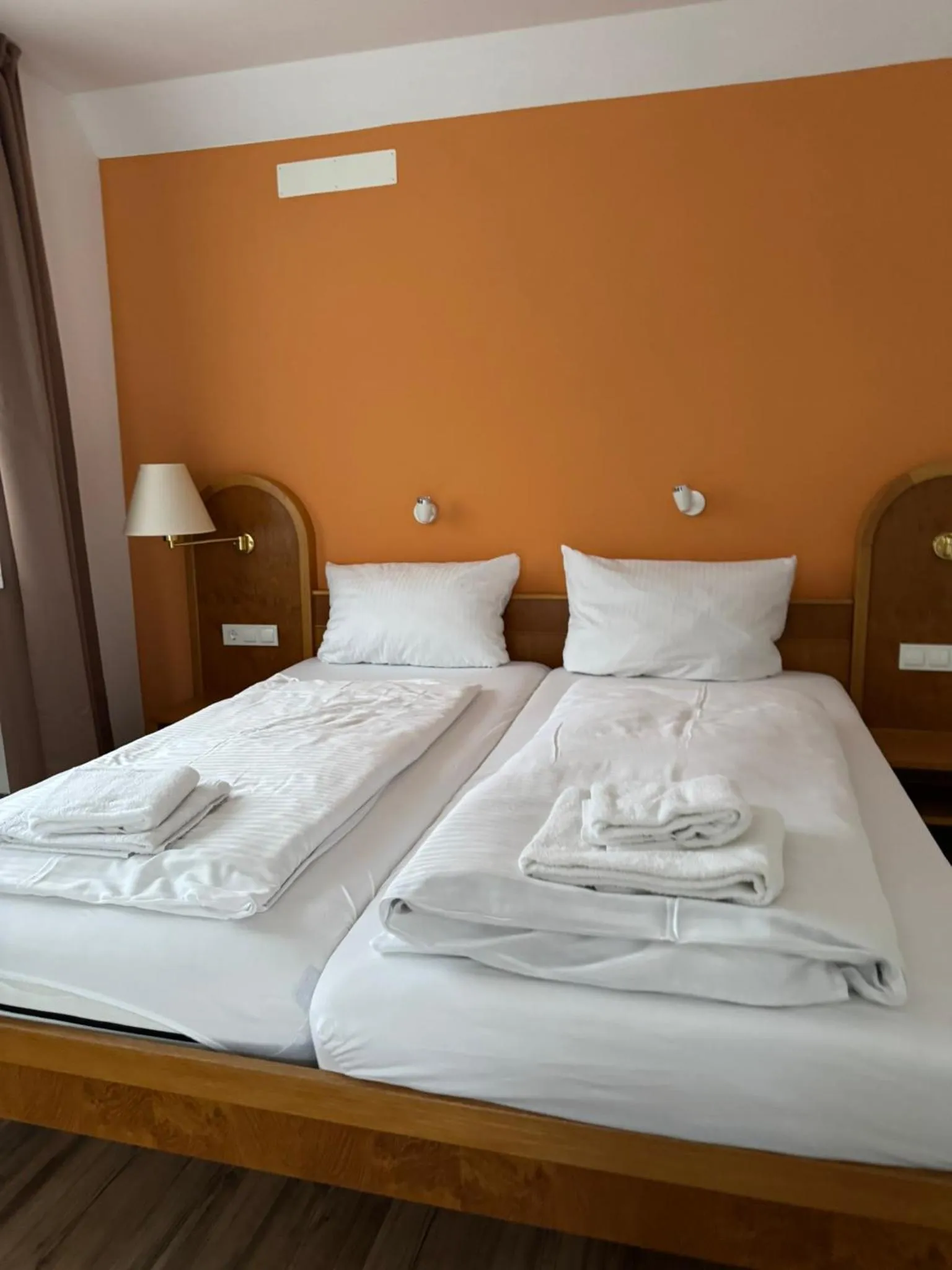 Bed in Hotel Grüner Baum - Melissone Italian Restaurant