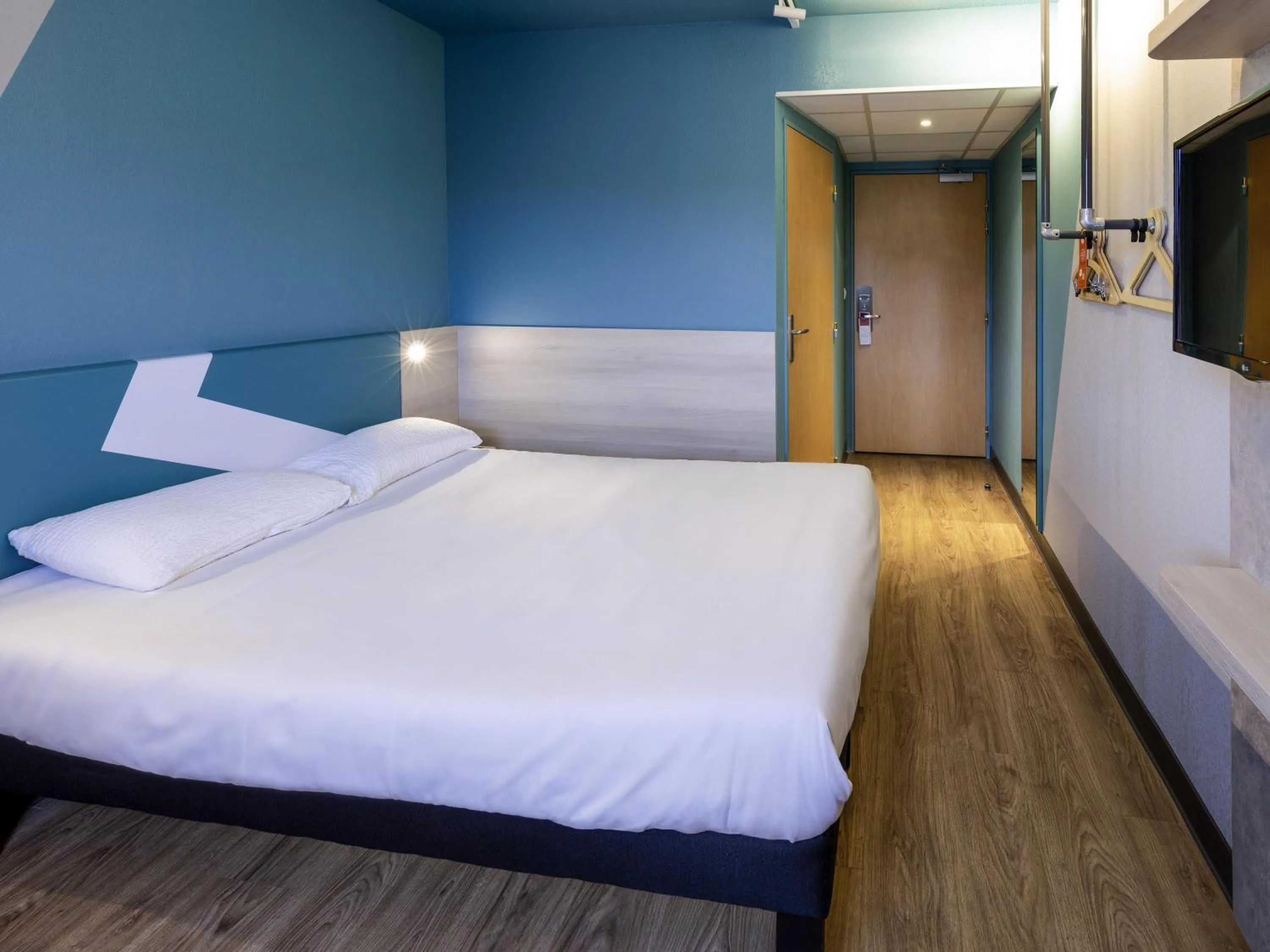 Bedroom, Bed in ibis Budget Millau Viaduc