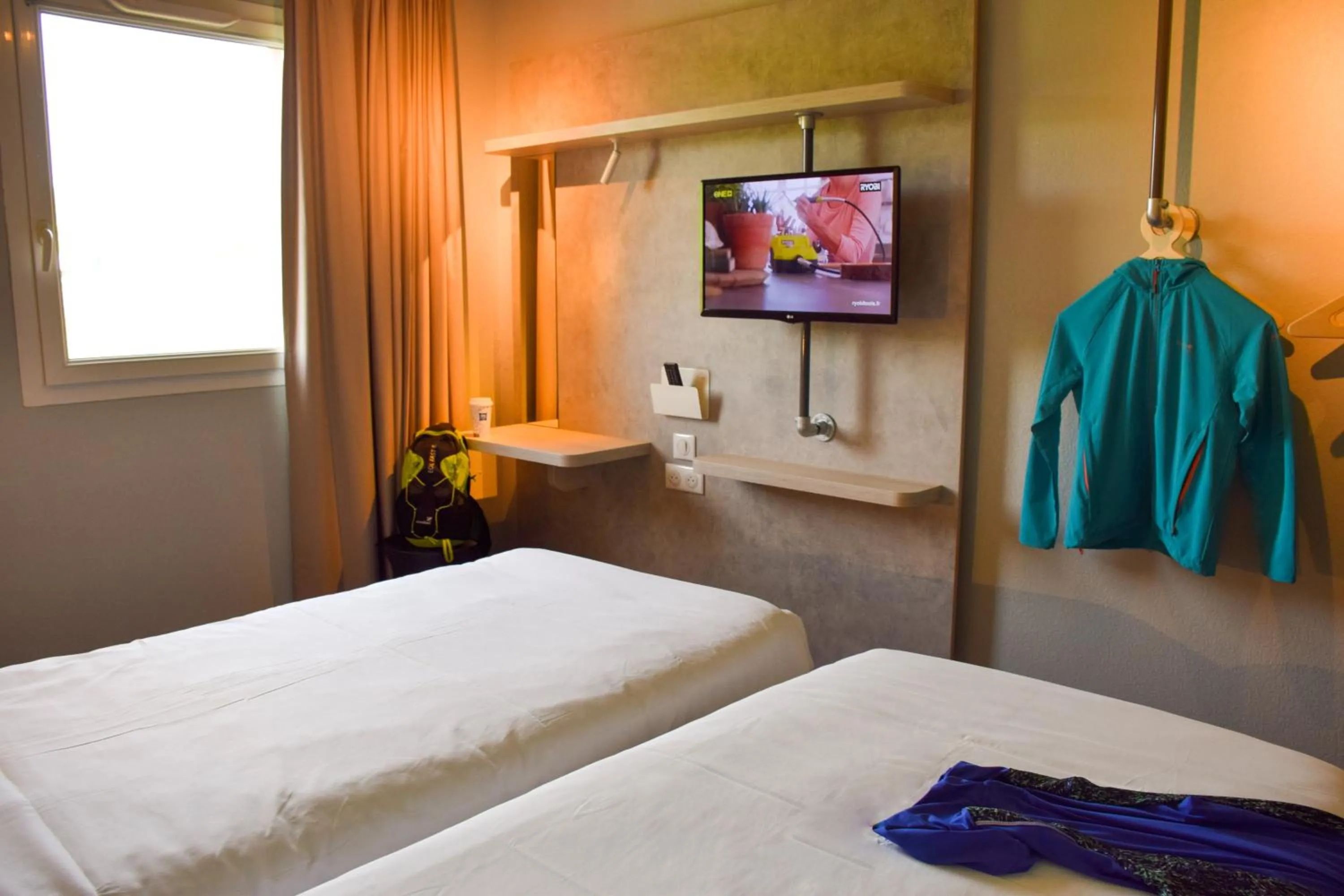 Bedroom, Bed in ibis Budget Millau Viaduc