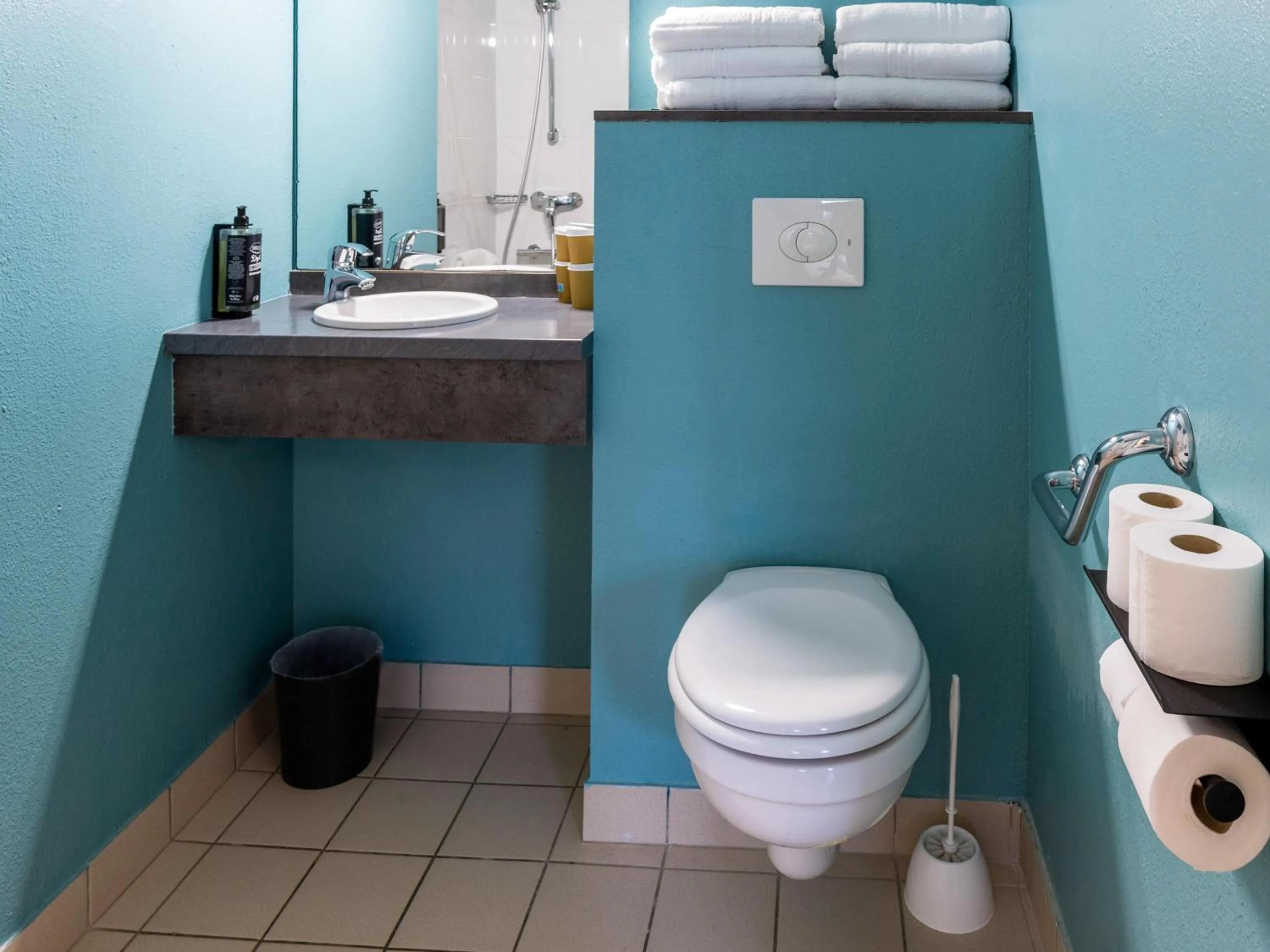 Bedroom in ibis Budget Millau Viaduc