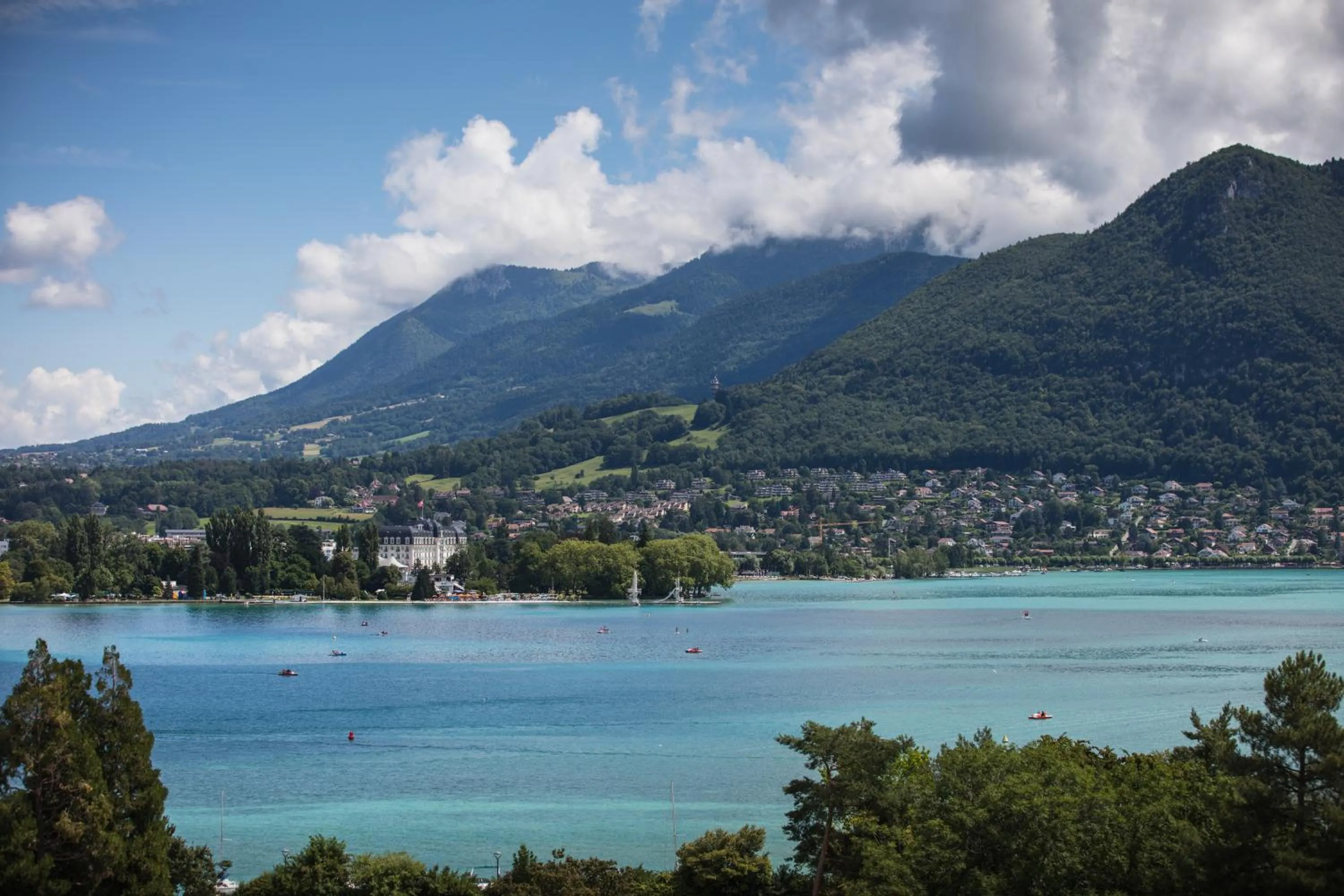 Lake view in Le Pélican