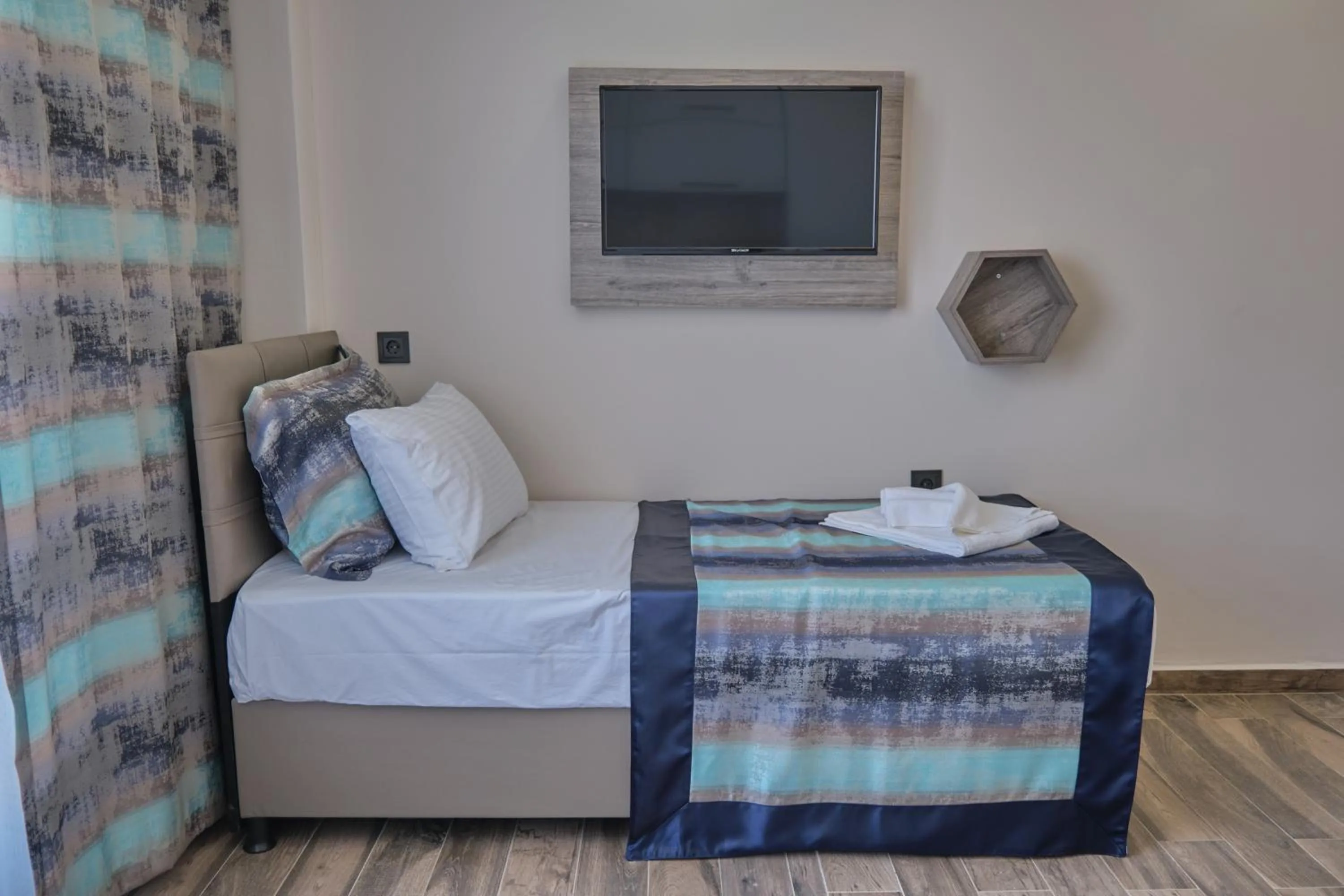 Communal lounge/ TV room, Bed in KALİSPERA HOTEL