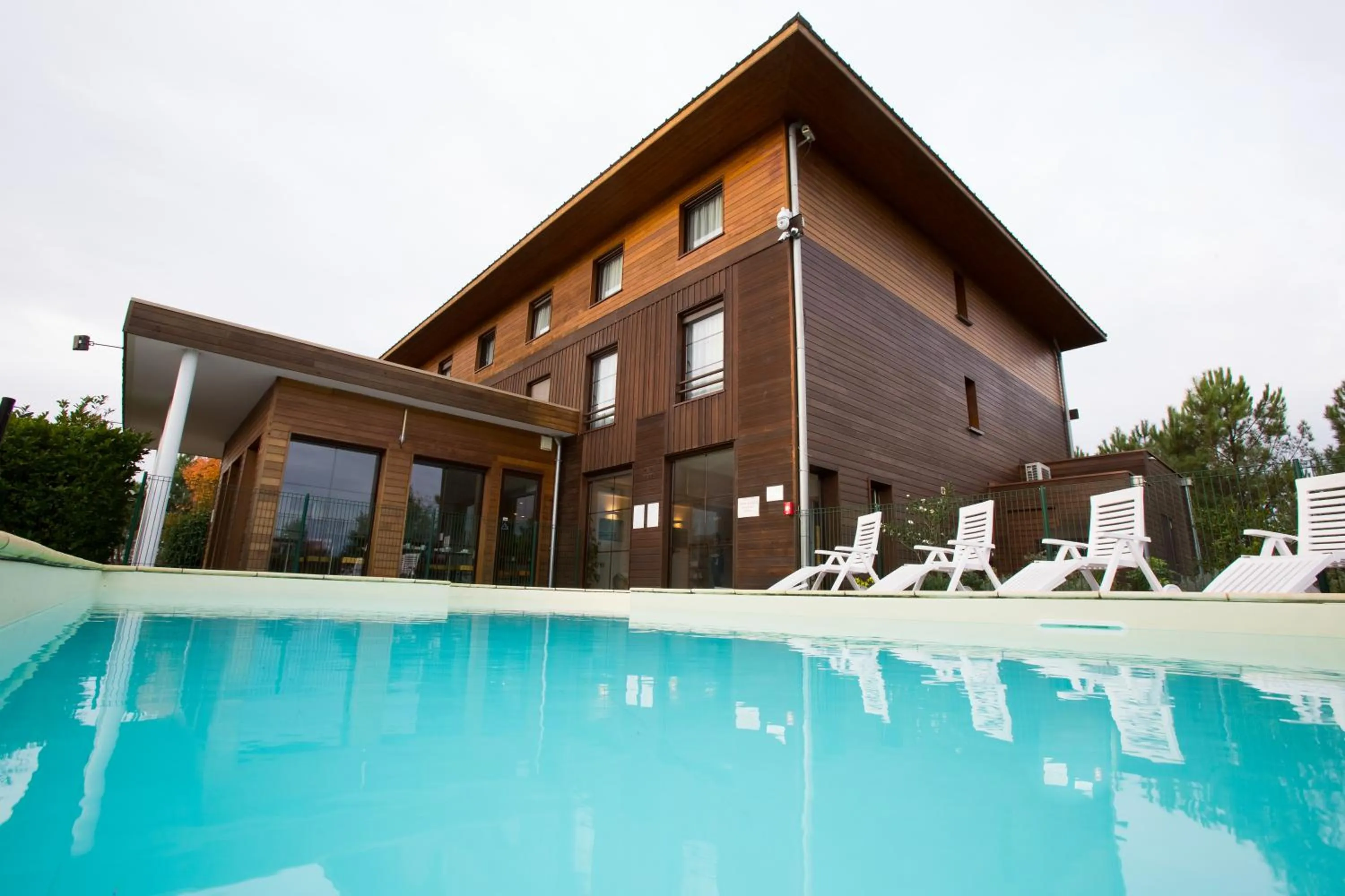 Swimming pool in All Suites Le Teich – Bassin d’Arcachon