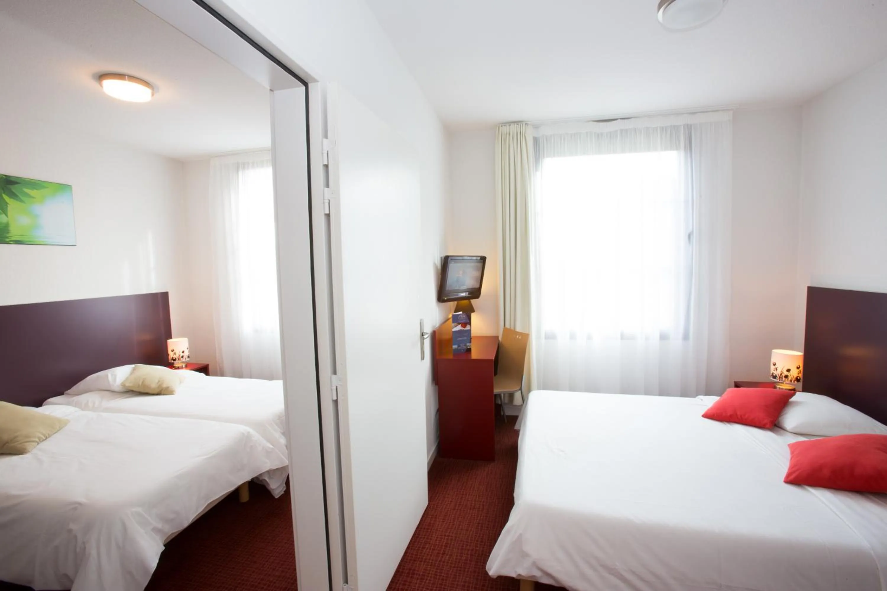 Photo of the whole room, Bed in All Suites Le Teich – Bassin d’Arcachon