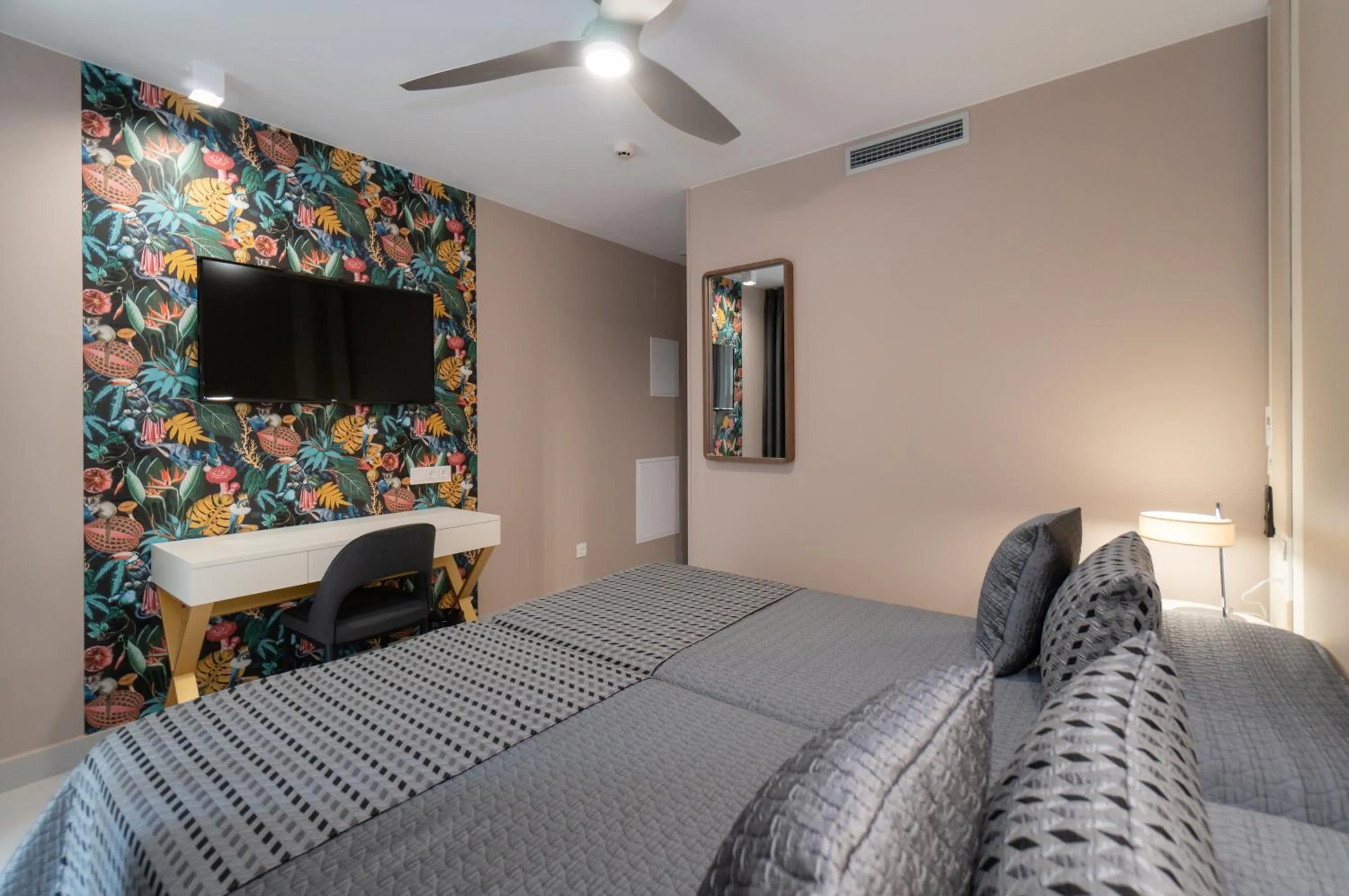 TV and multimedia, Bed in Hotel Perla del Sur