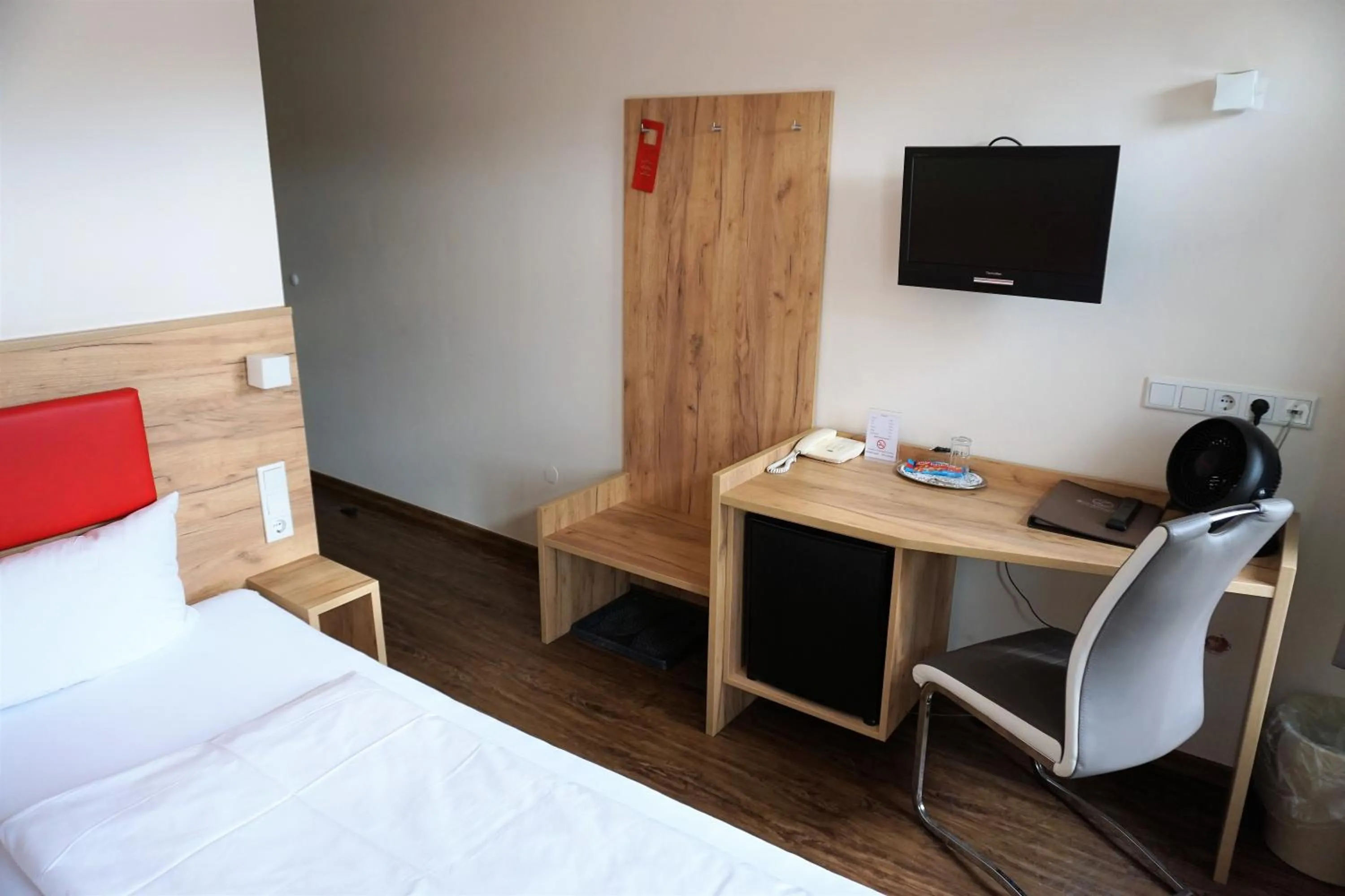 Photo of the whole room, Bed in Gasthof zum Goldenen Lamm