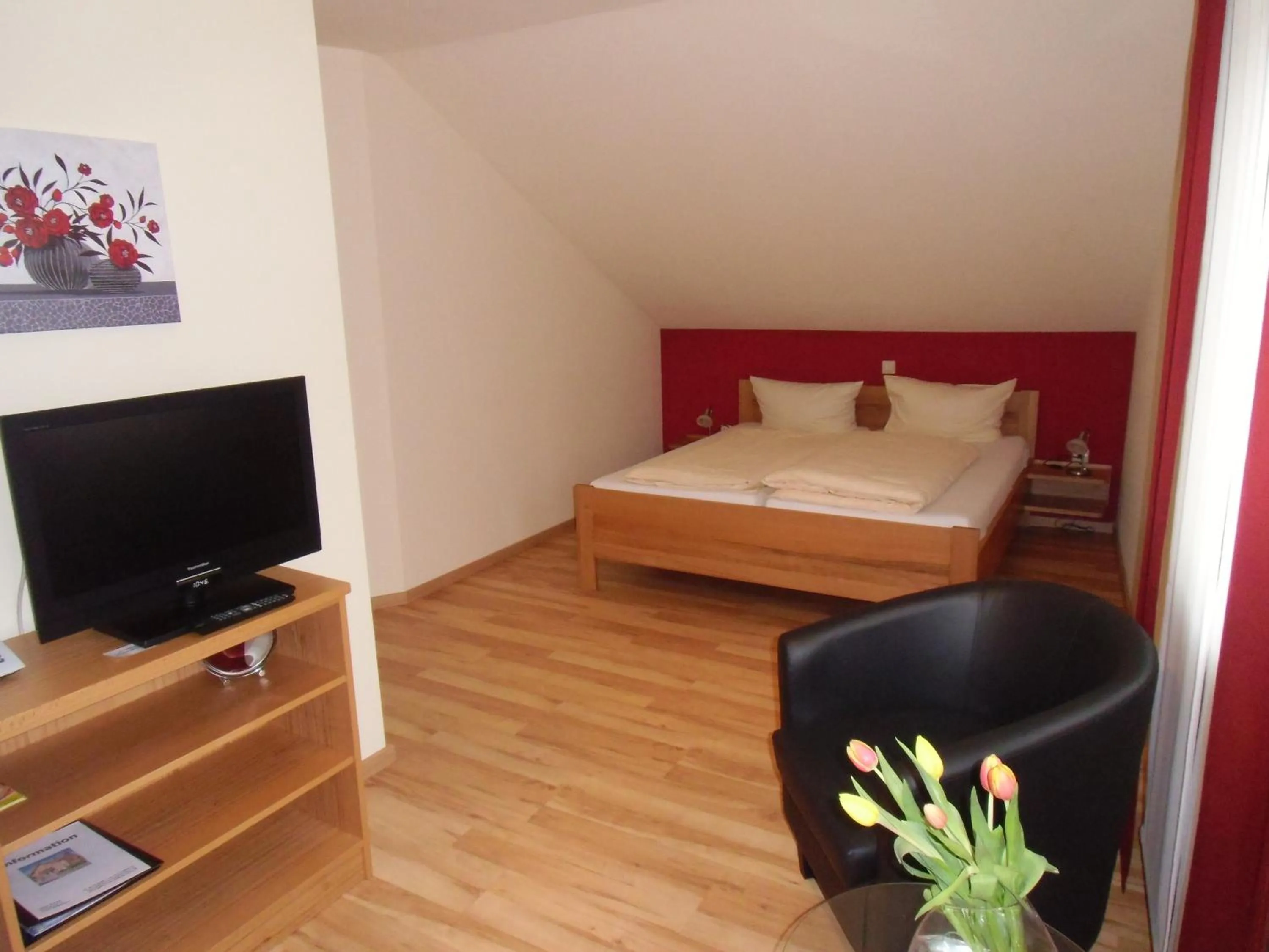 Photo of the whole room, Bed in Gasthof zum Goldenen Lamm