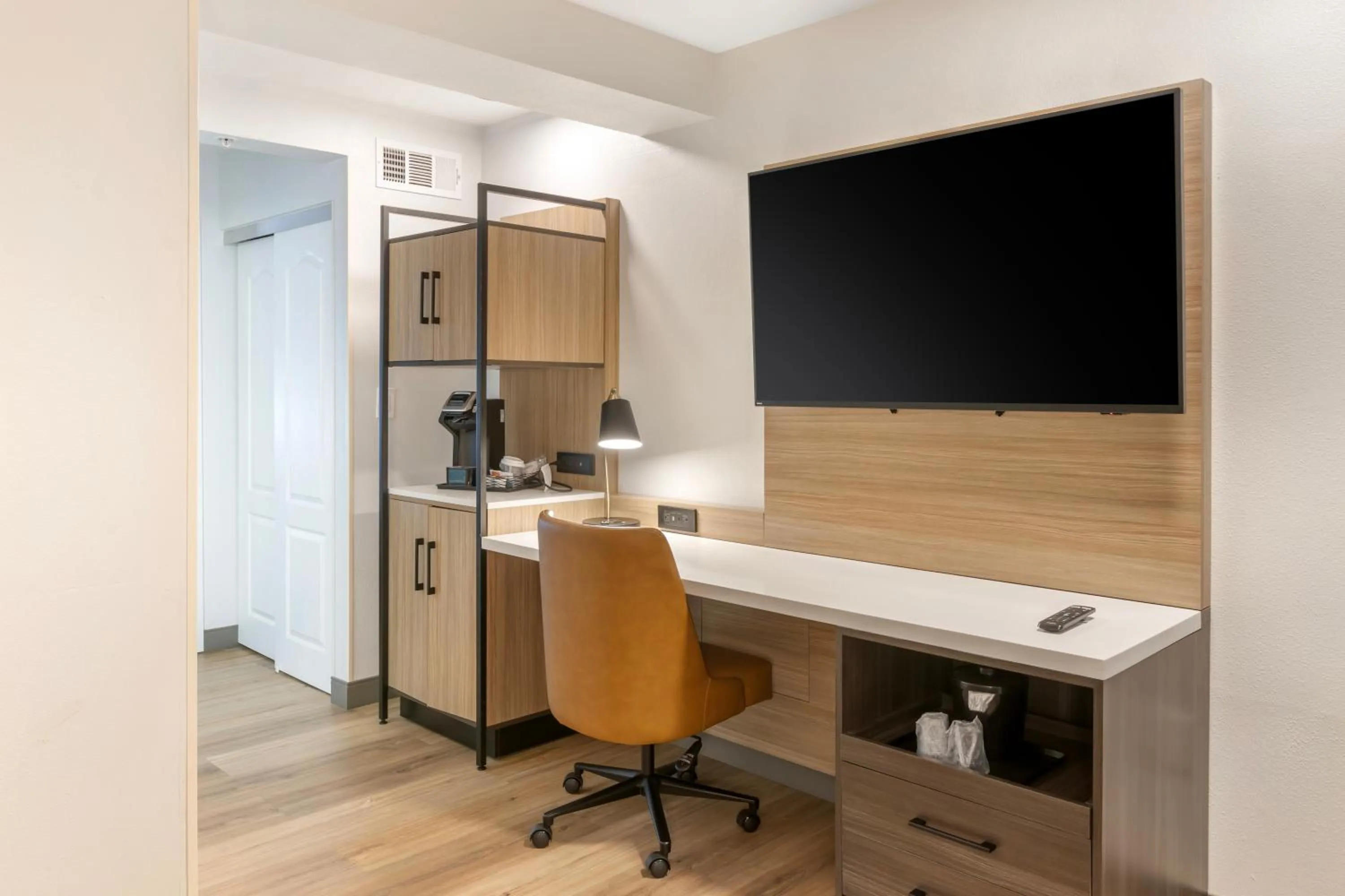 TV and multimedia in Country Inn & Suites By Radisson, Savannah Airport, GA