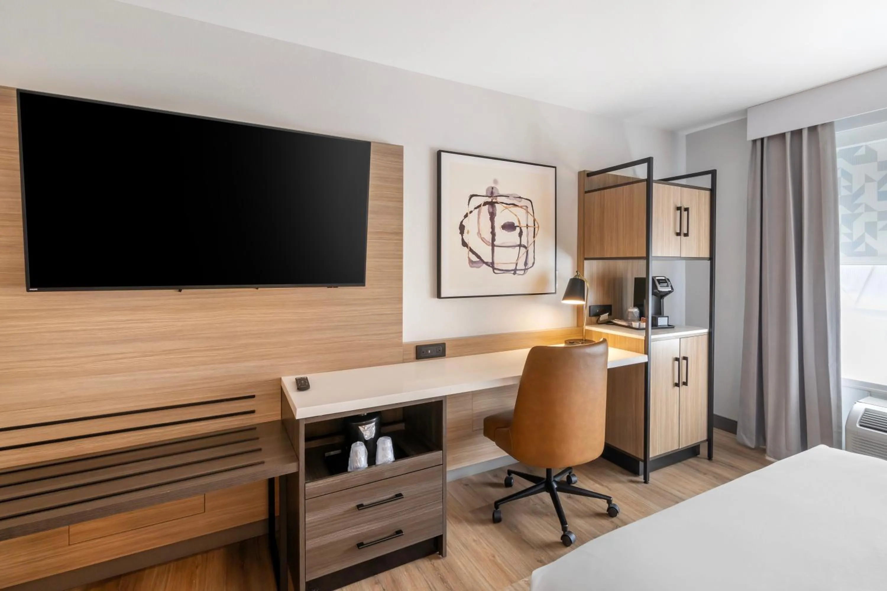 TV and multimedia, Bed in Country Inn & Suites By Radisson, Savannah Airport, GA