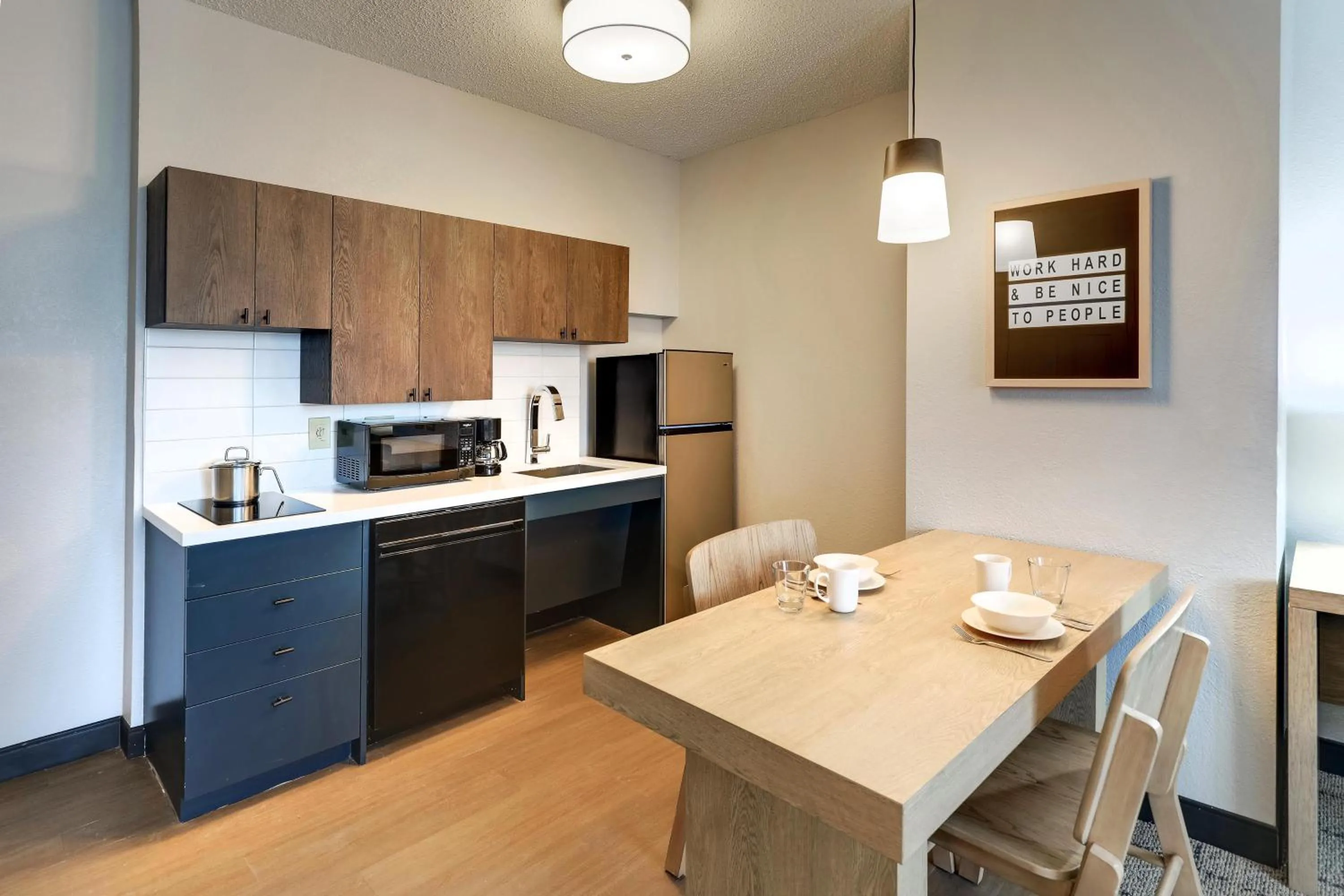 Kitchen or kitchenette in Sonesta Simply Suites Las Vegas Convention Center