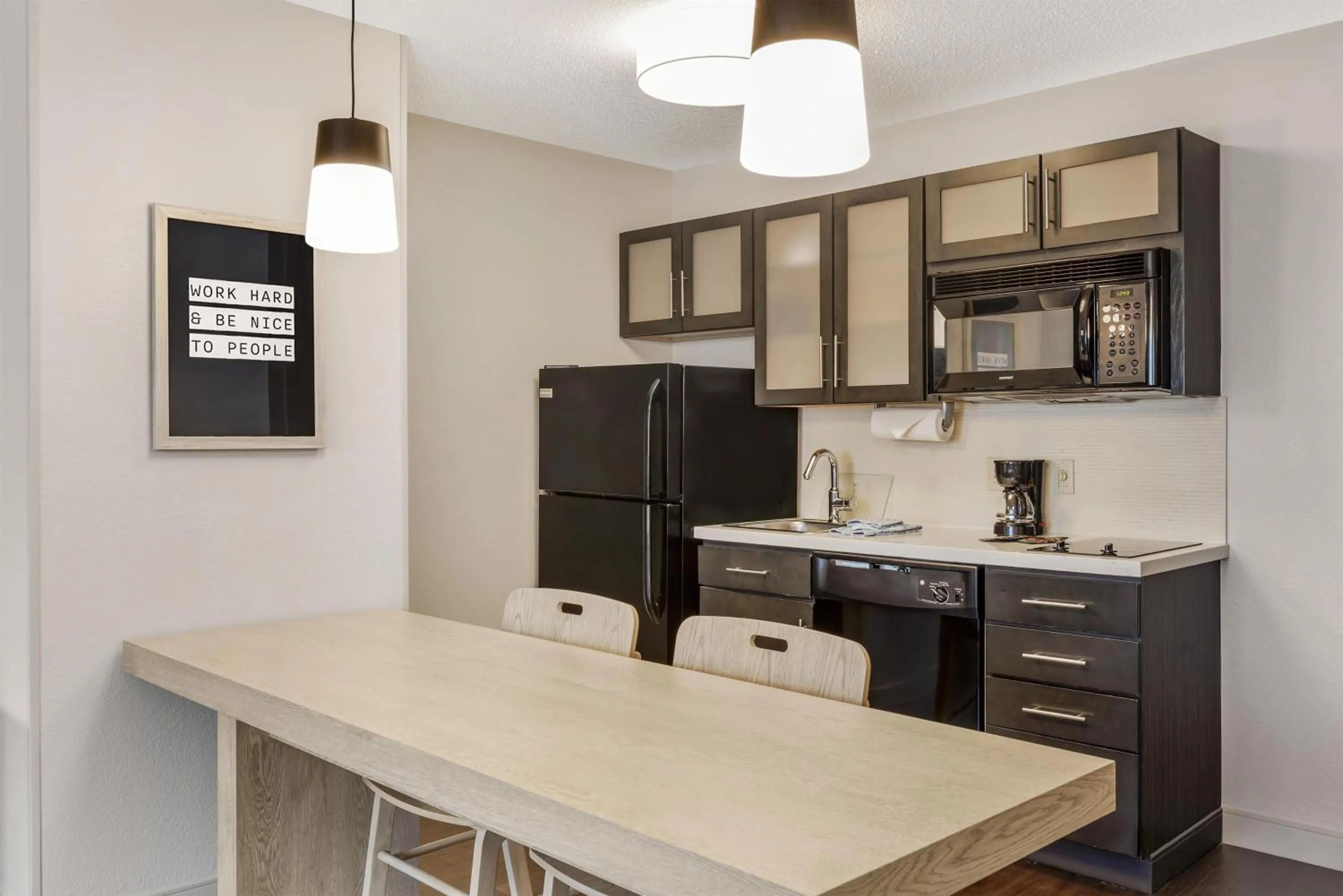 Kitchen or kitchenette in Sonesta Simply Suites Las Vegas Convention Center