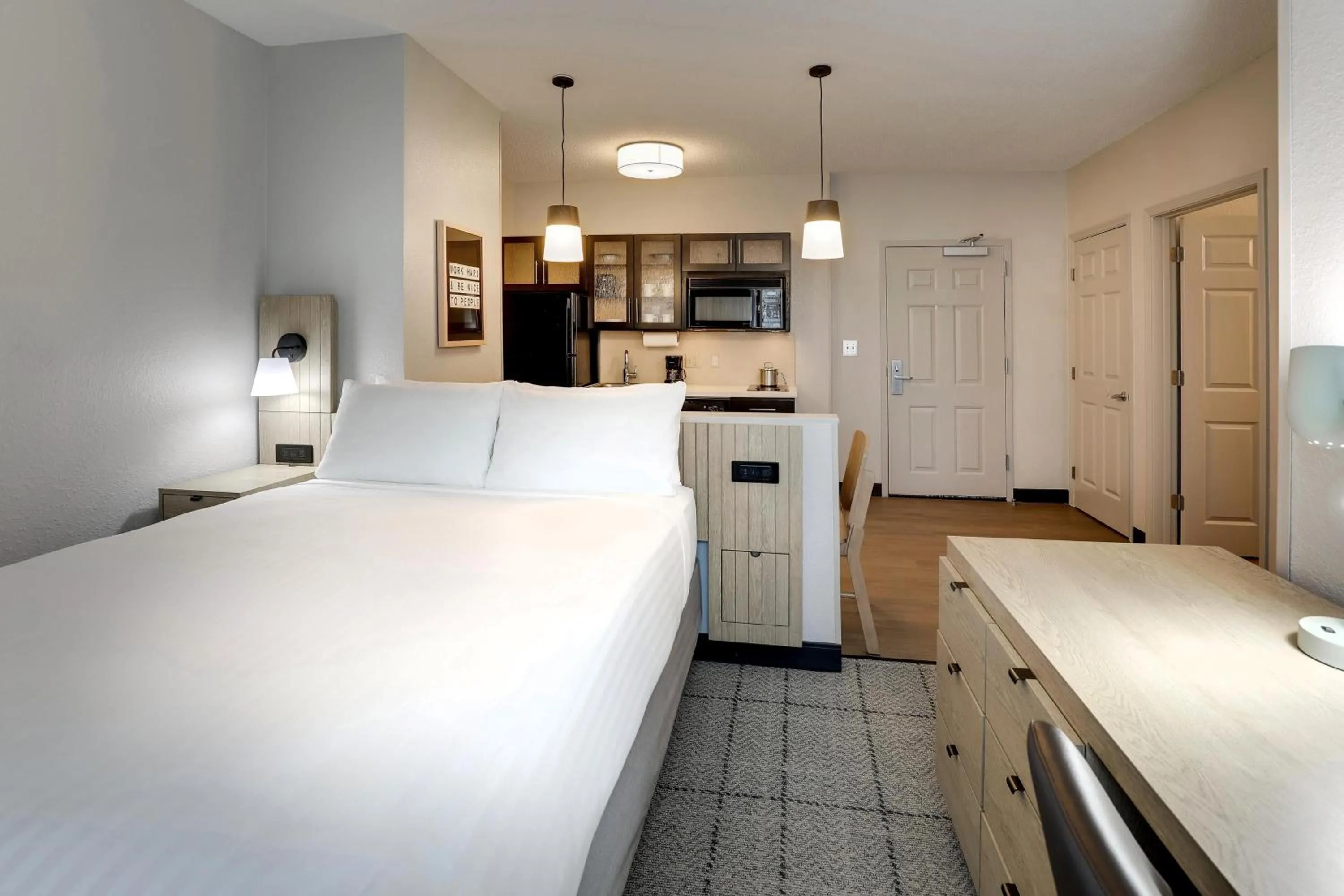 Photo of the whole room, Bed in Sonesta Simply Suites Las Vegas Convention Center