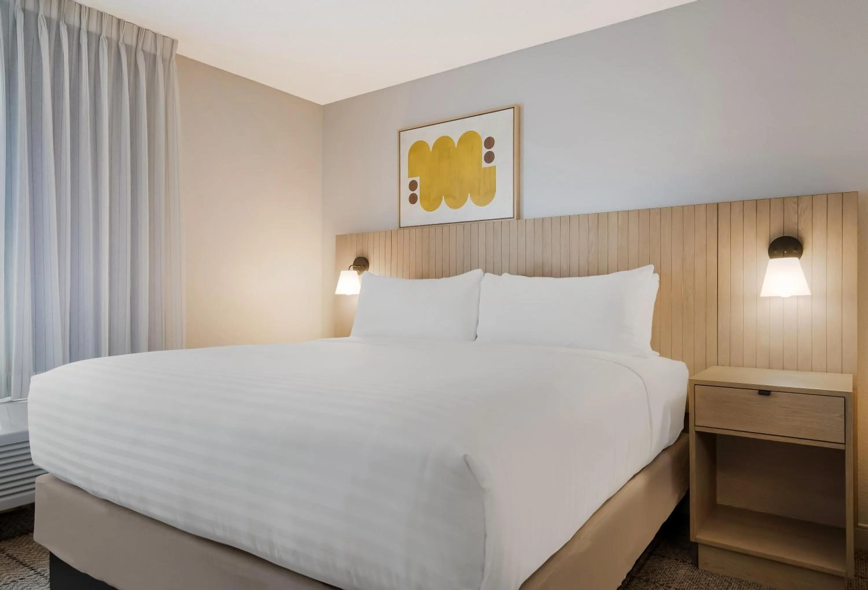 Photo of the whole room, Bed in Sonesta Simply Suites Las Vegas Convention Center