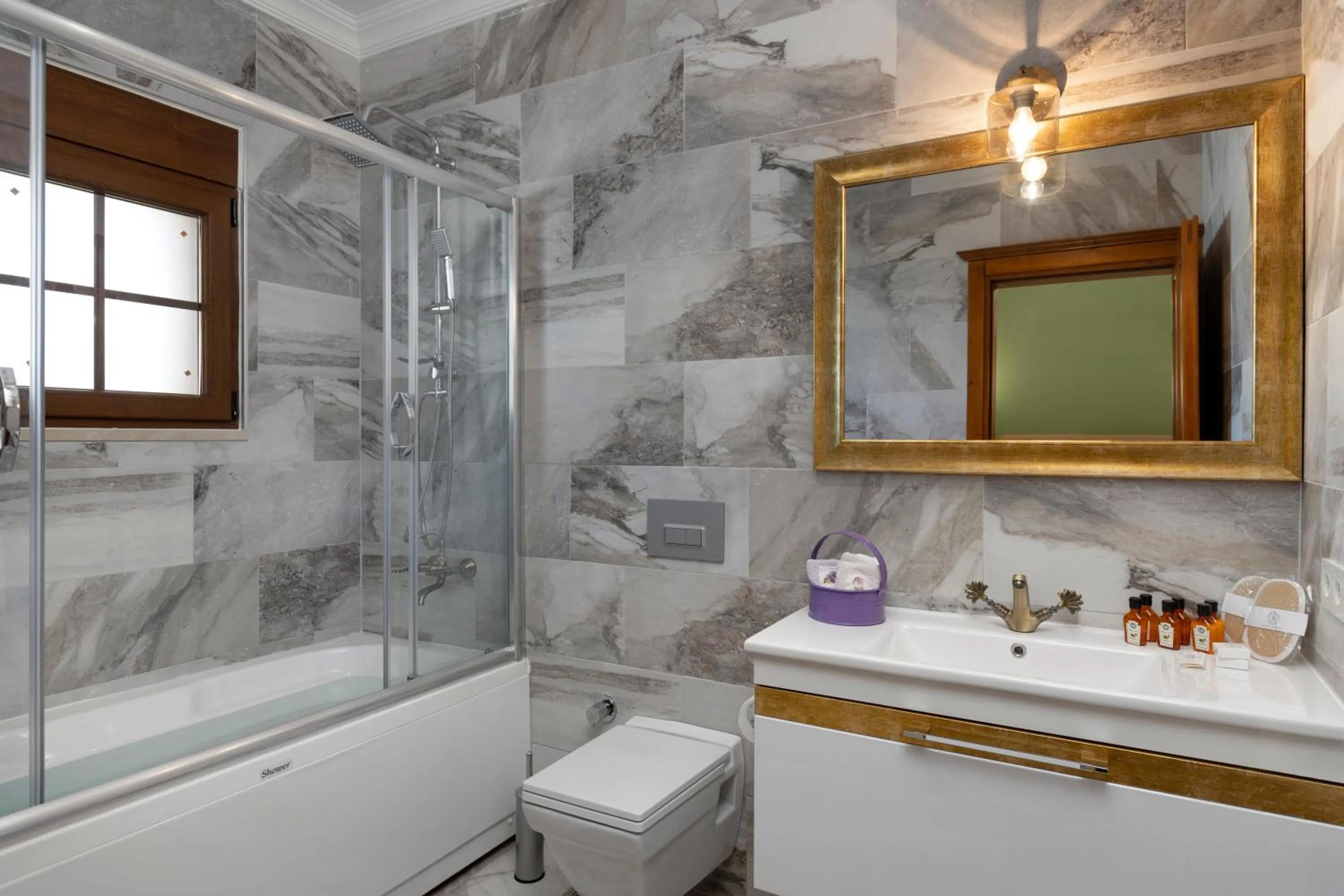 Bathroom in Kairos Hotel