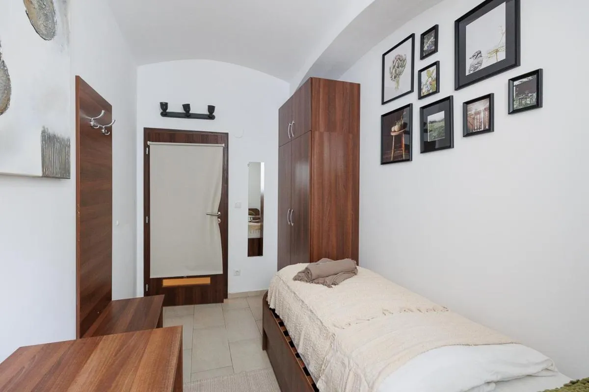 Bed in Vienna City Business Rooms