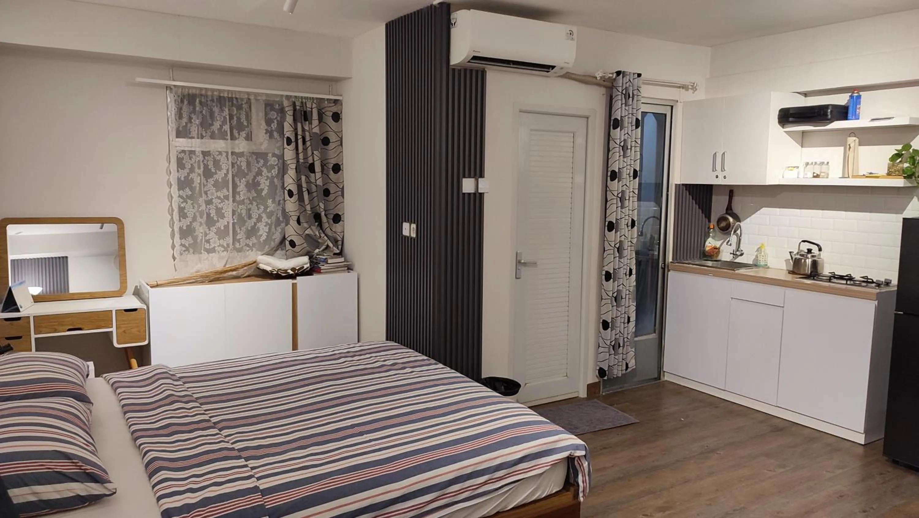 Bedroom, Bed in Papilukas Room Kalibata City - Studio Gold