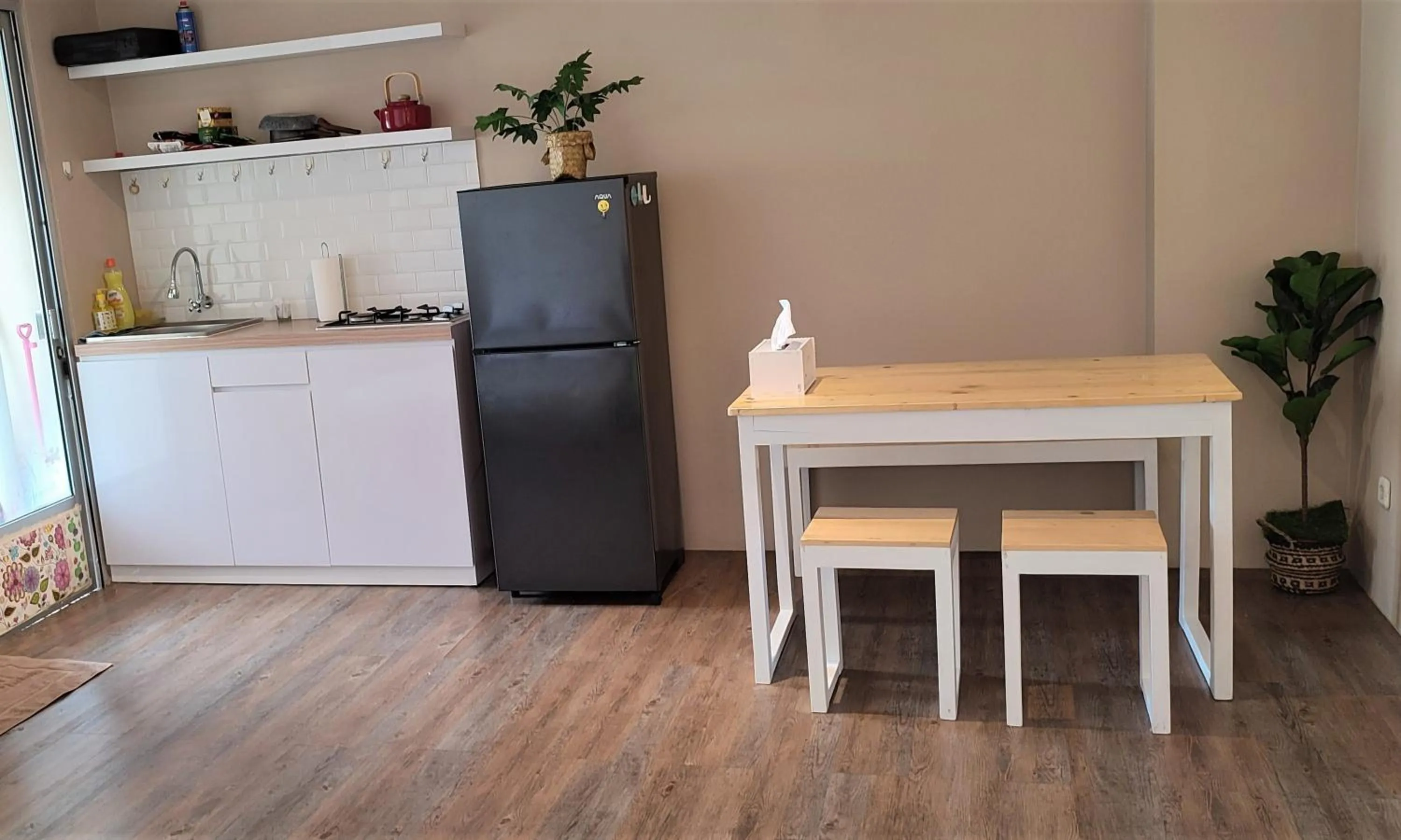 Dining area in Papilukas Room Kalibata City - Studio Gold