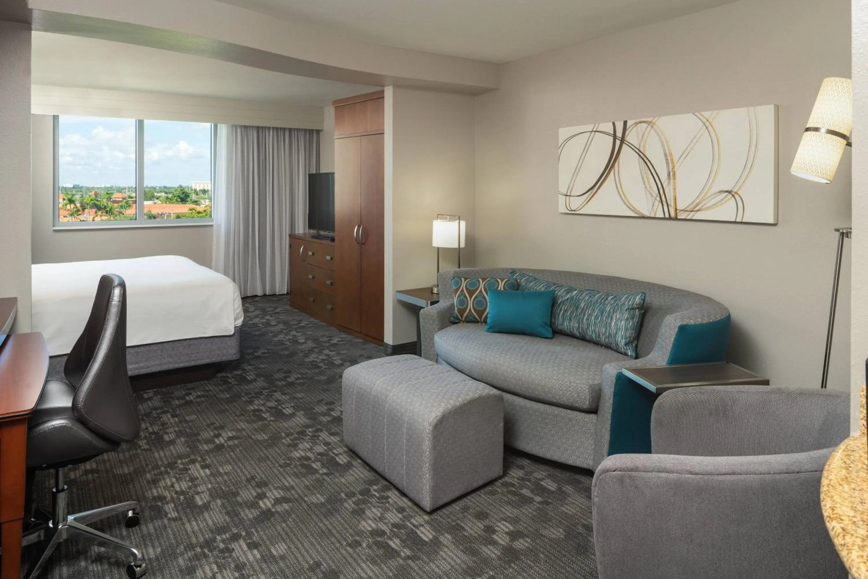Photo of the whole room, Bed in Courtyard by Marriott Miami Airport