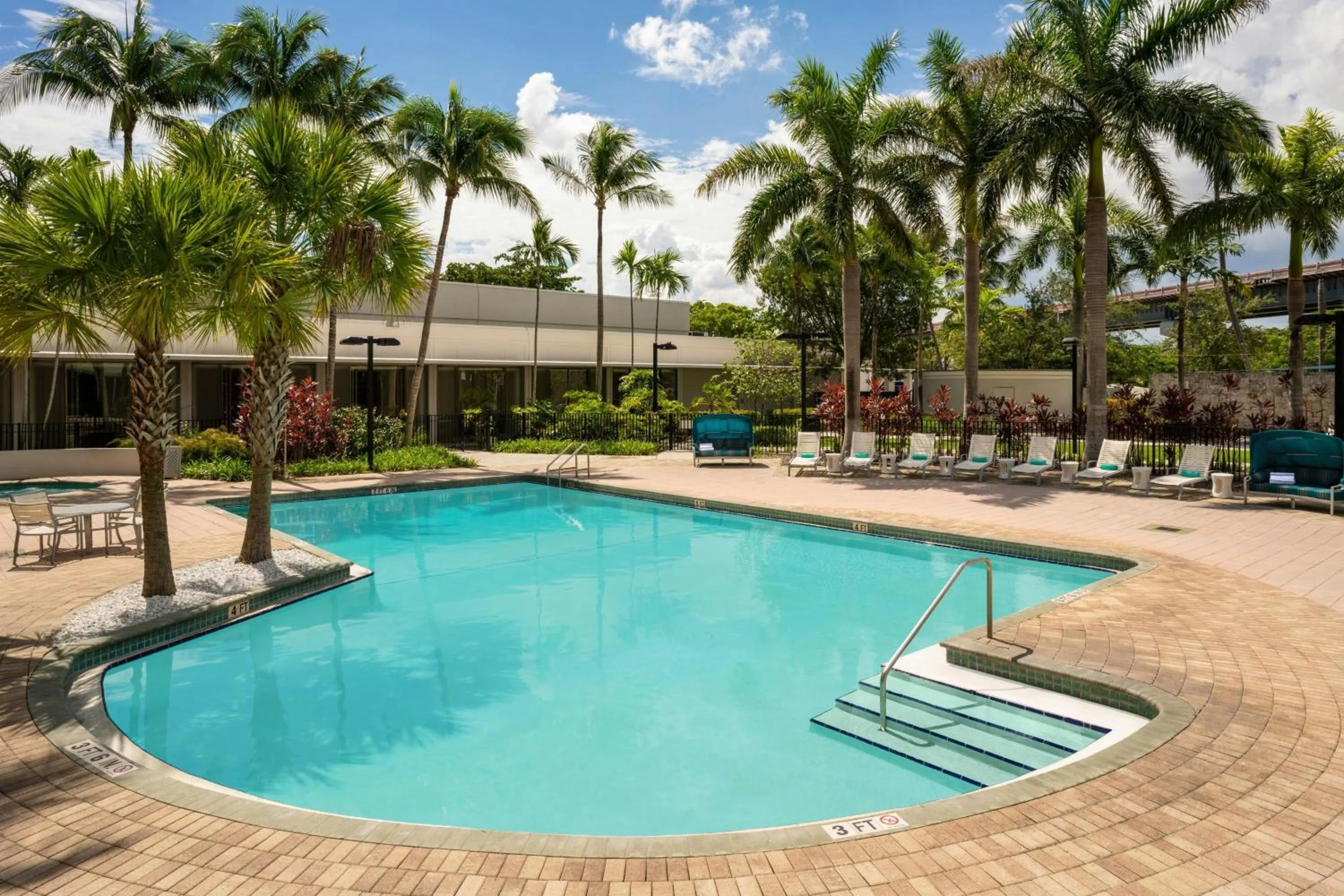 Swimming pool in Courtyard by Marriott Miami Airport