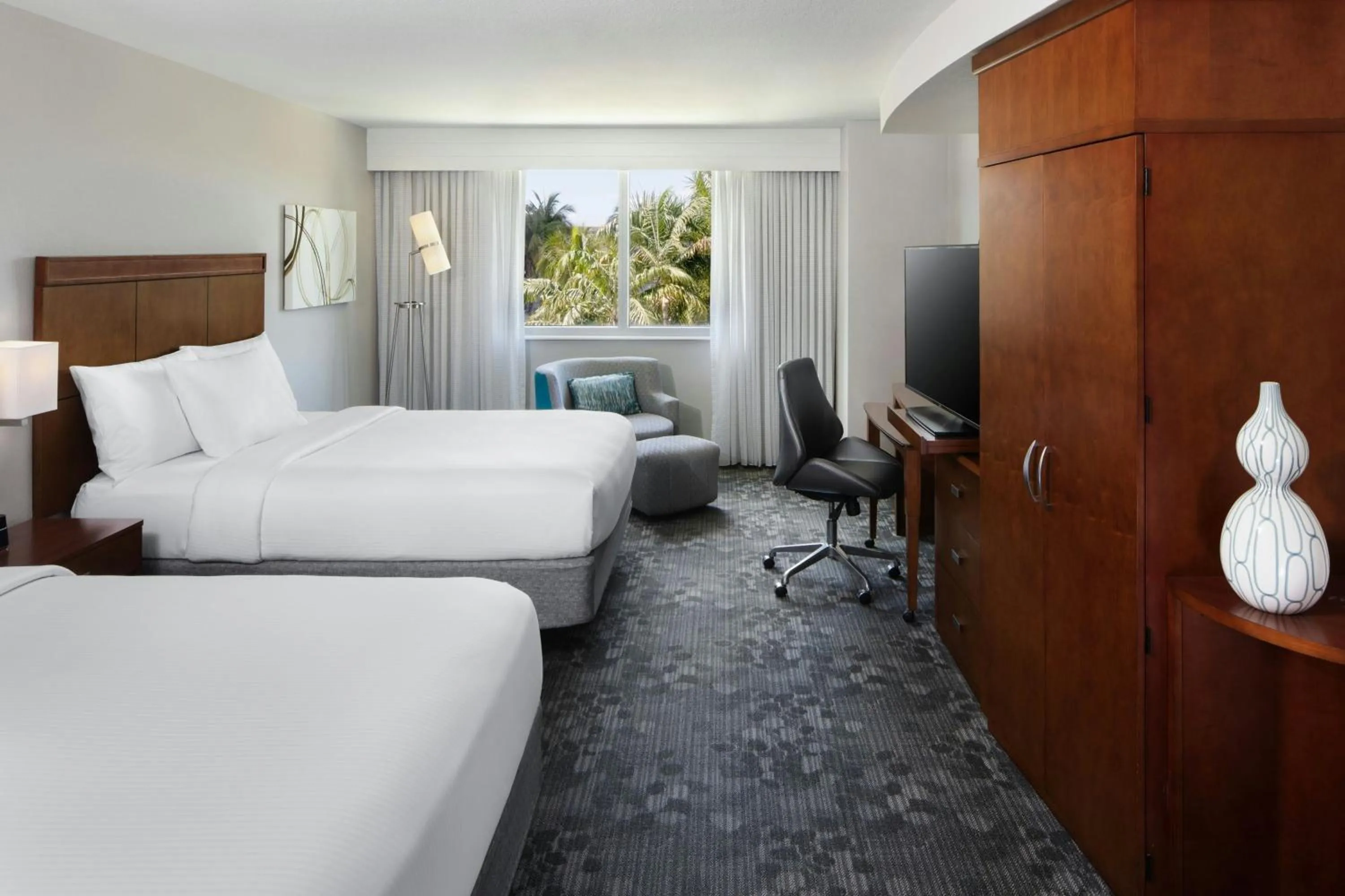 Photo of the whole room, Bed in Courtyard by Marriott Miami Airport