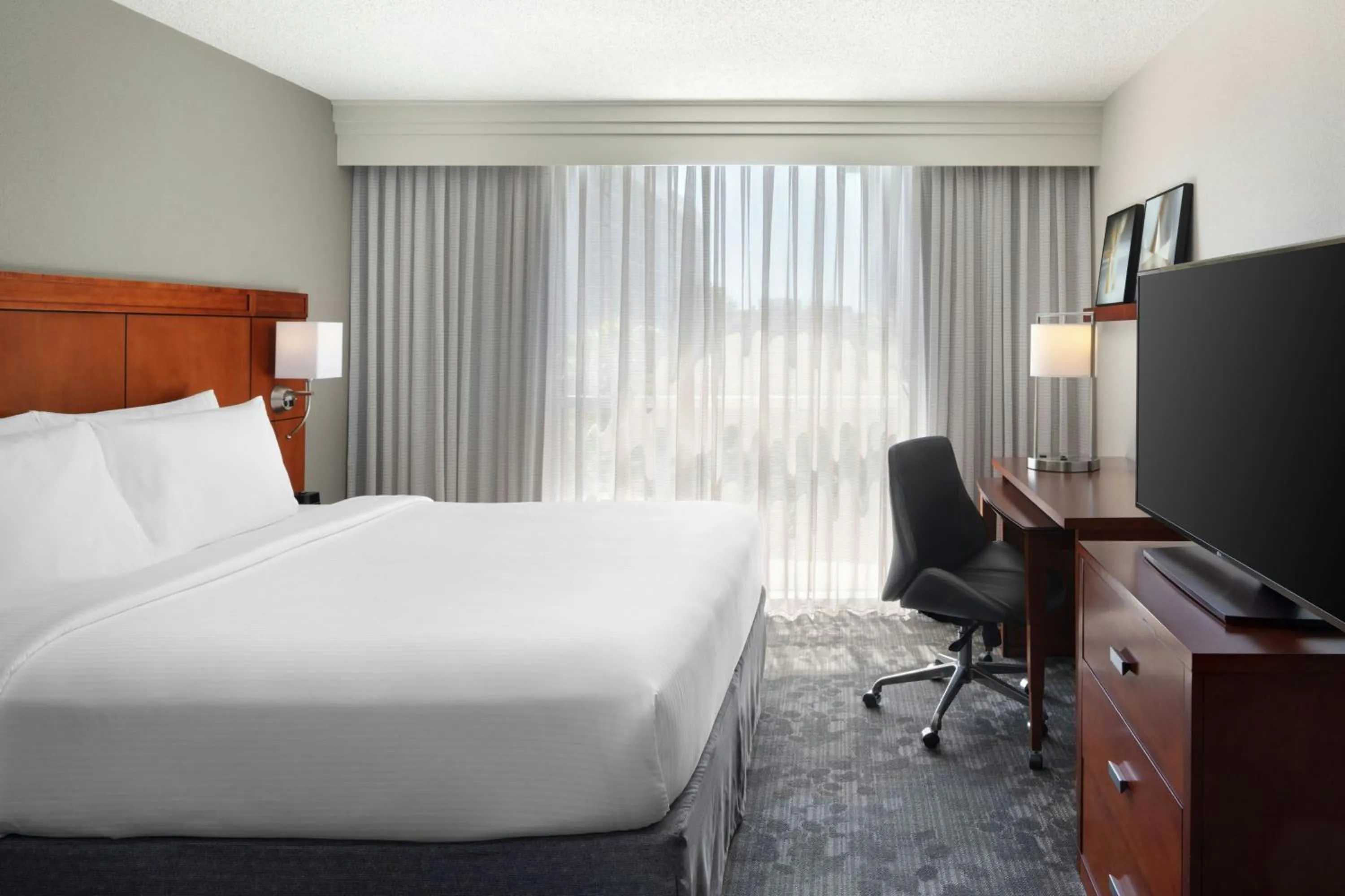 Photo of the whole room, Bed in Courtyard by Marriott Miami Airport