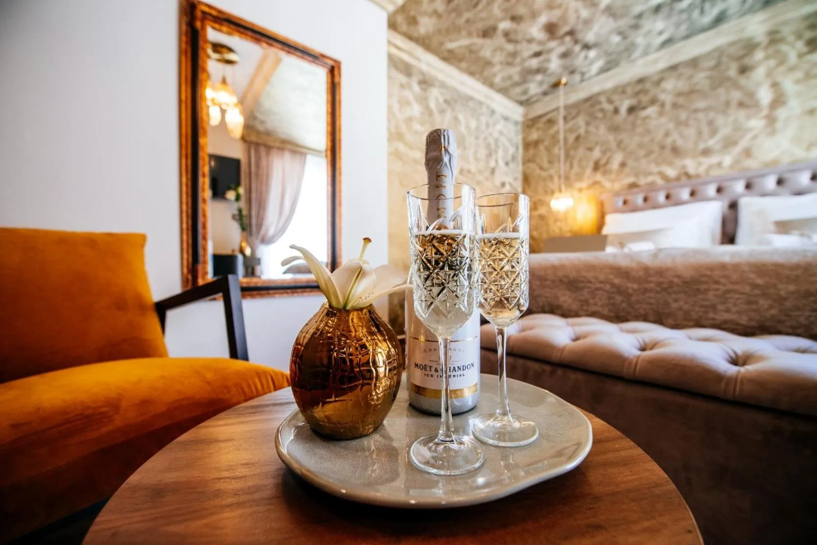 Seating area, Bed in Luxury Rooms VINDEMIÆ