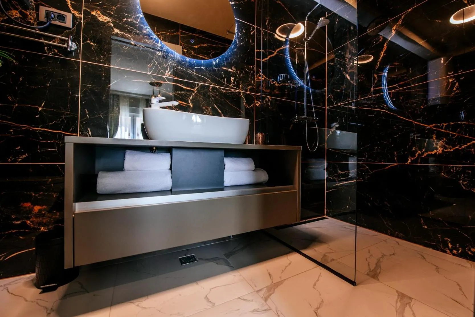 Shower in Luxury Rooms VINDEMIÆ