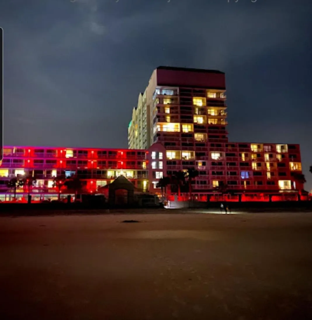 Stay ON the beach! Wonderful location!