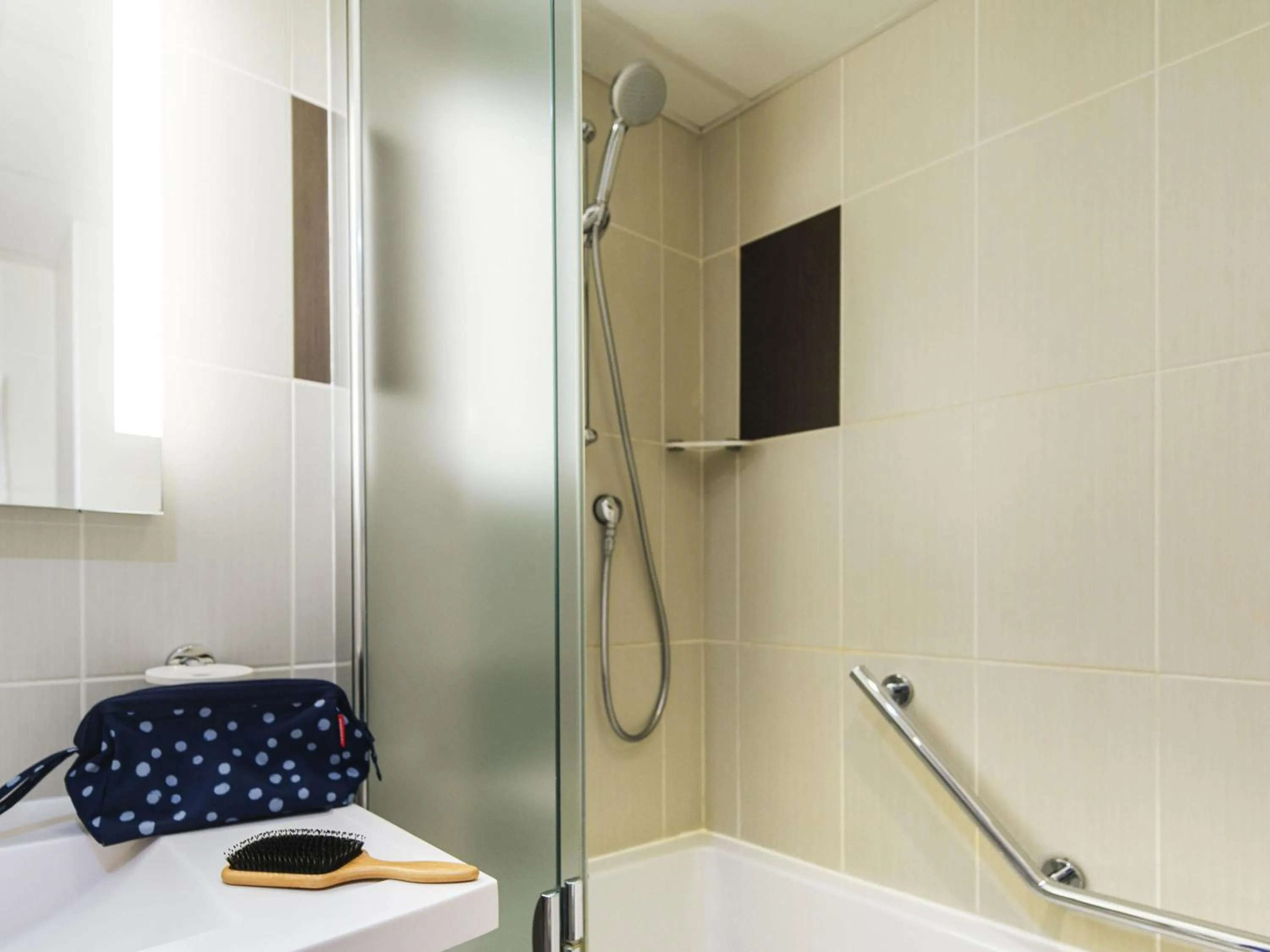 Bedroom in ibis Styles Nice Aéroport Arenas