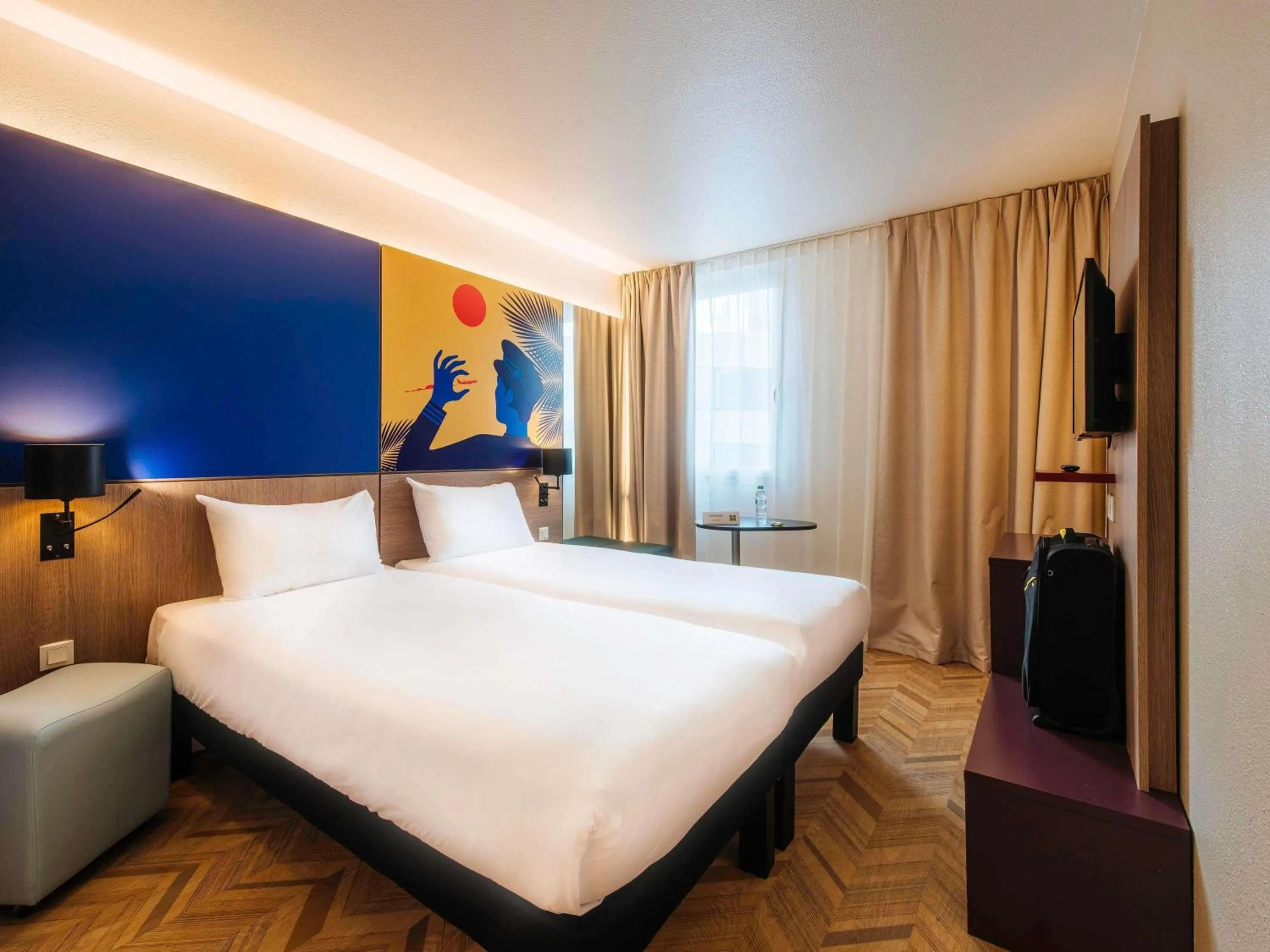 Bedroom, Bed in ibis Styles Nice Aéroport Arenas