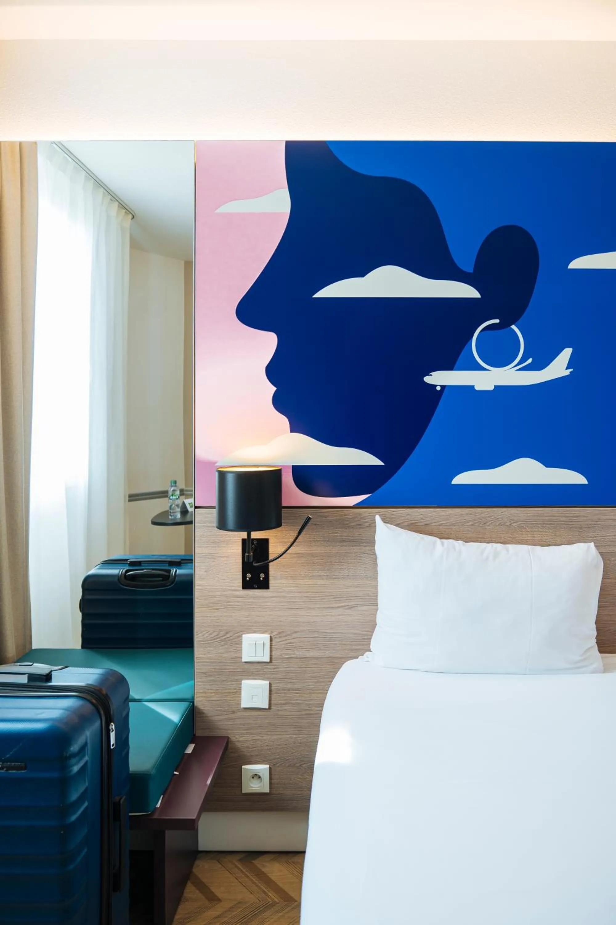 Bedroom, Bed in ibis Styles Nice Aéroport Arenas