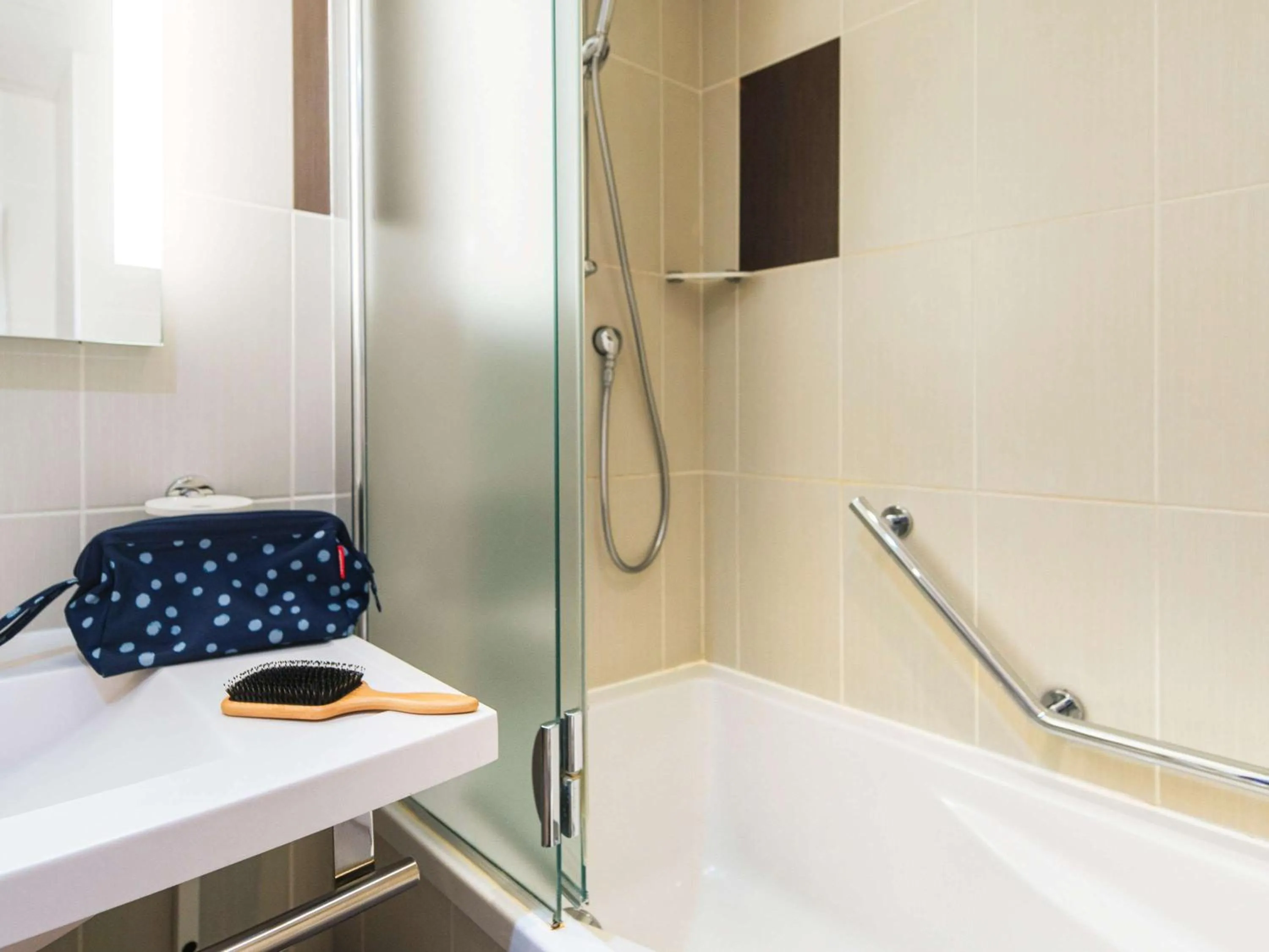 Bathroom in ibis Styles Nice Aéroport Arenas