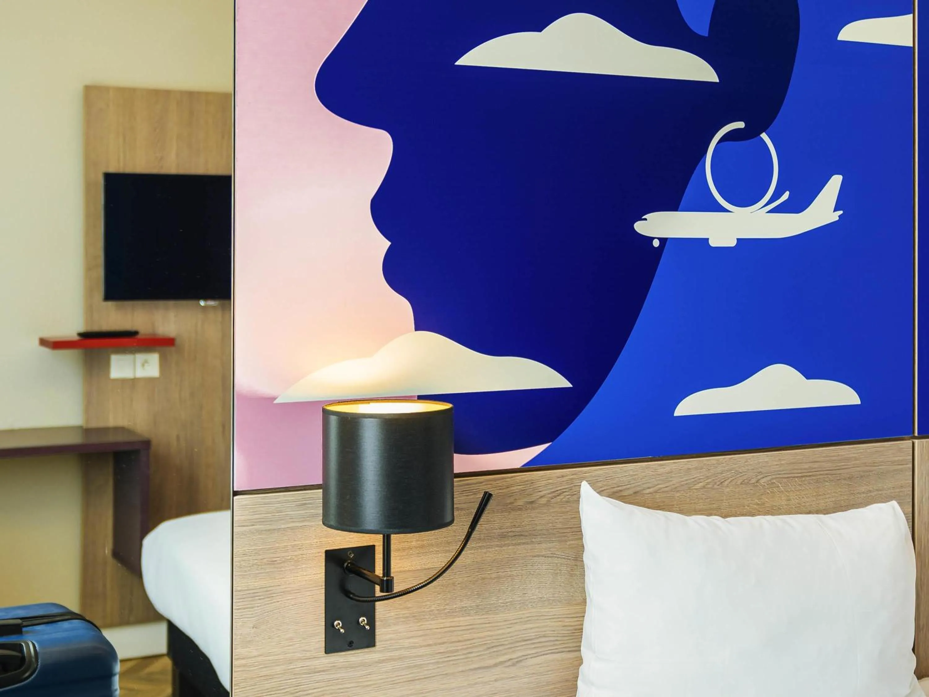 Bedroom, Bed in ibis Styles Nice Aéroport Arenas