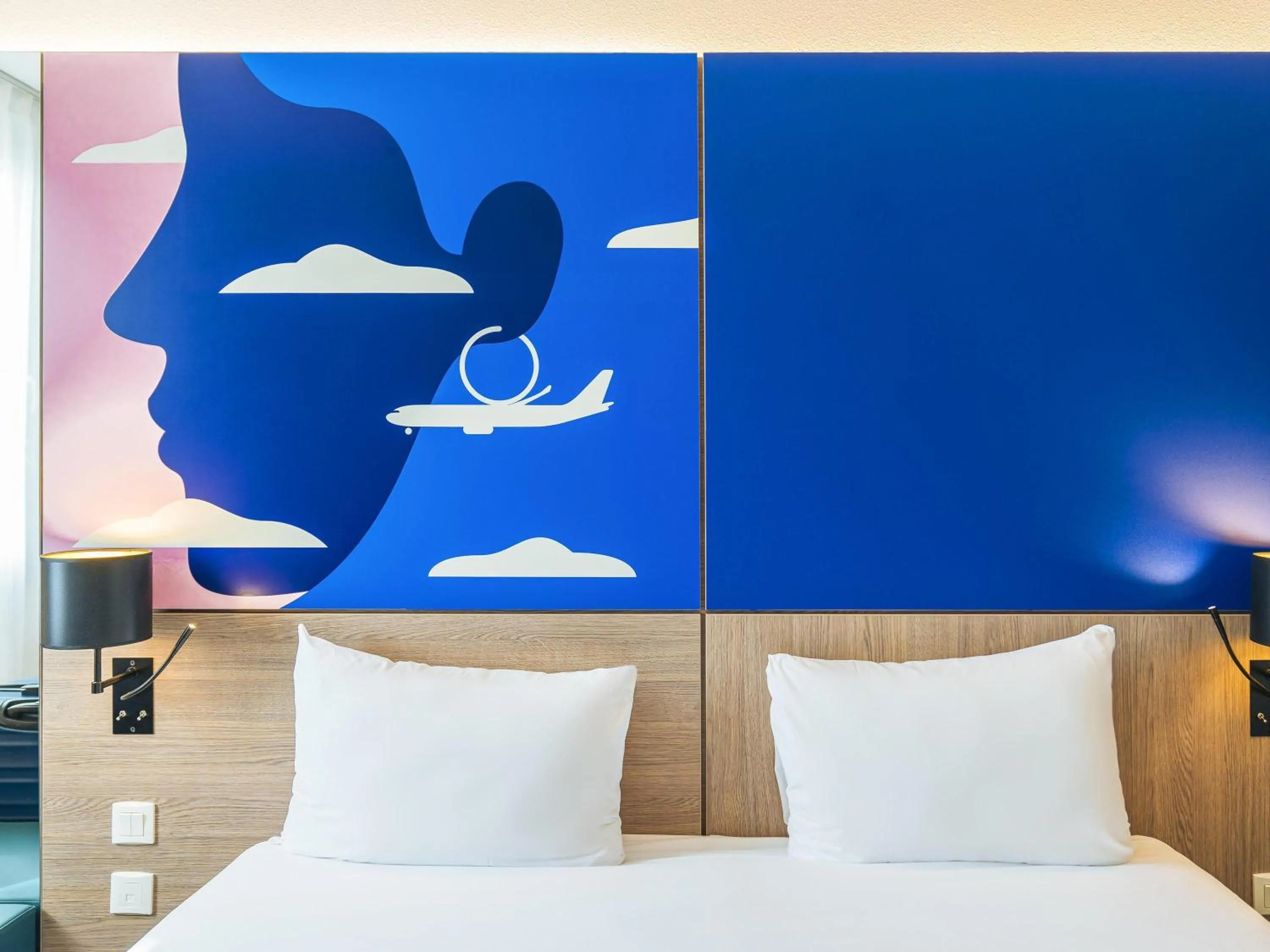 Bedroom, Bed in ibis Styles Nice Aéroport Arenas