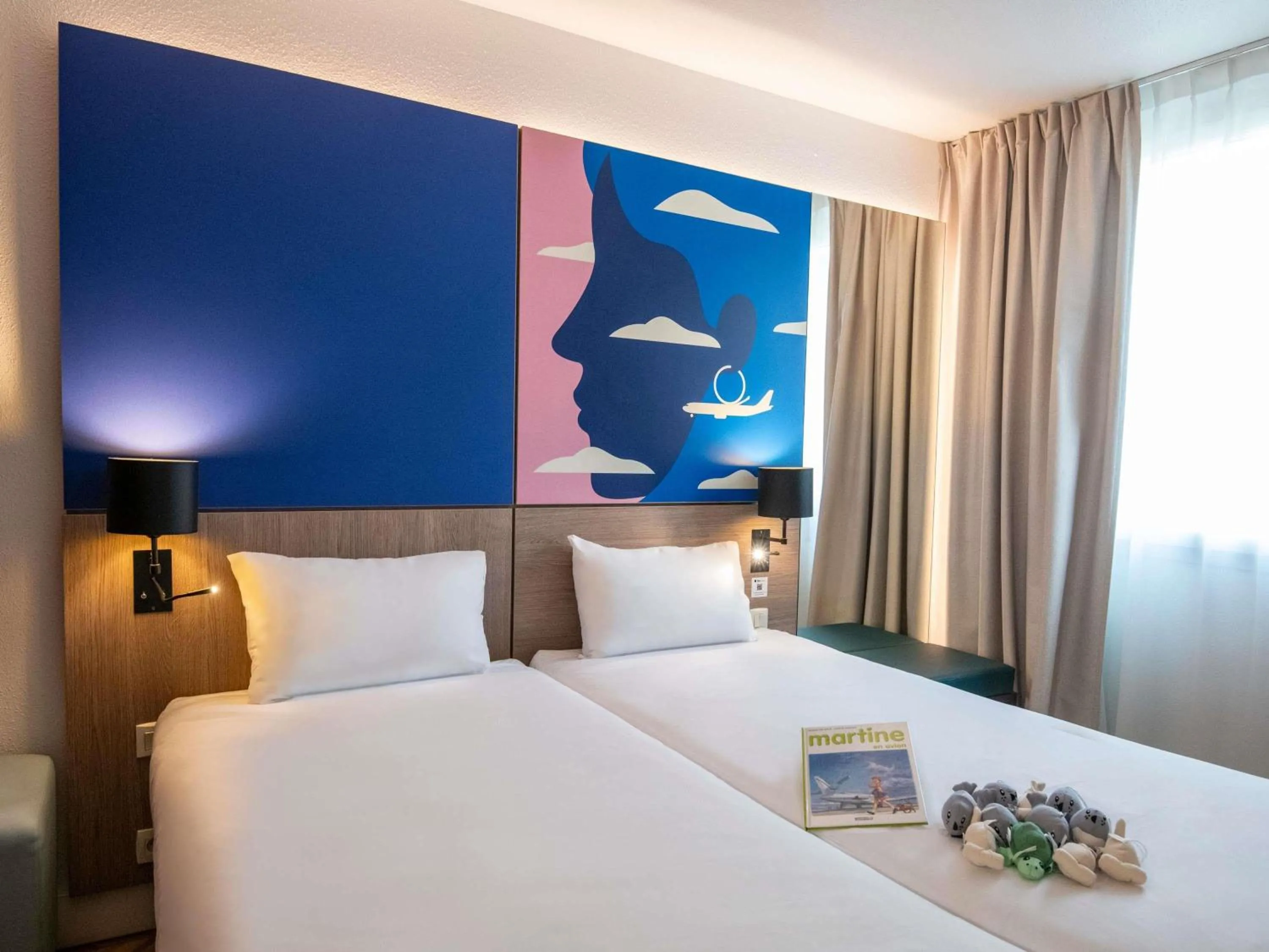 Bedroom, Bed in ibis Styles Nice Aéroport Arenas