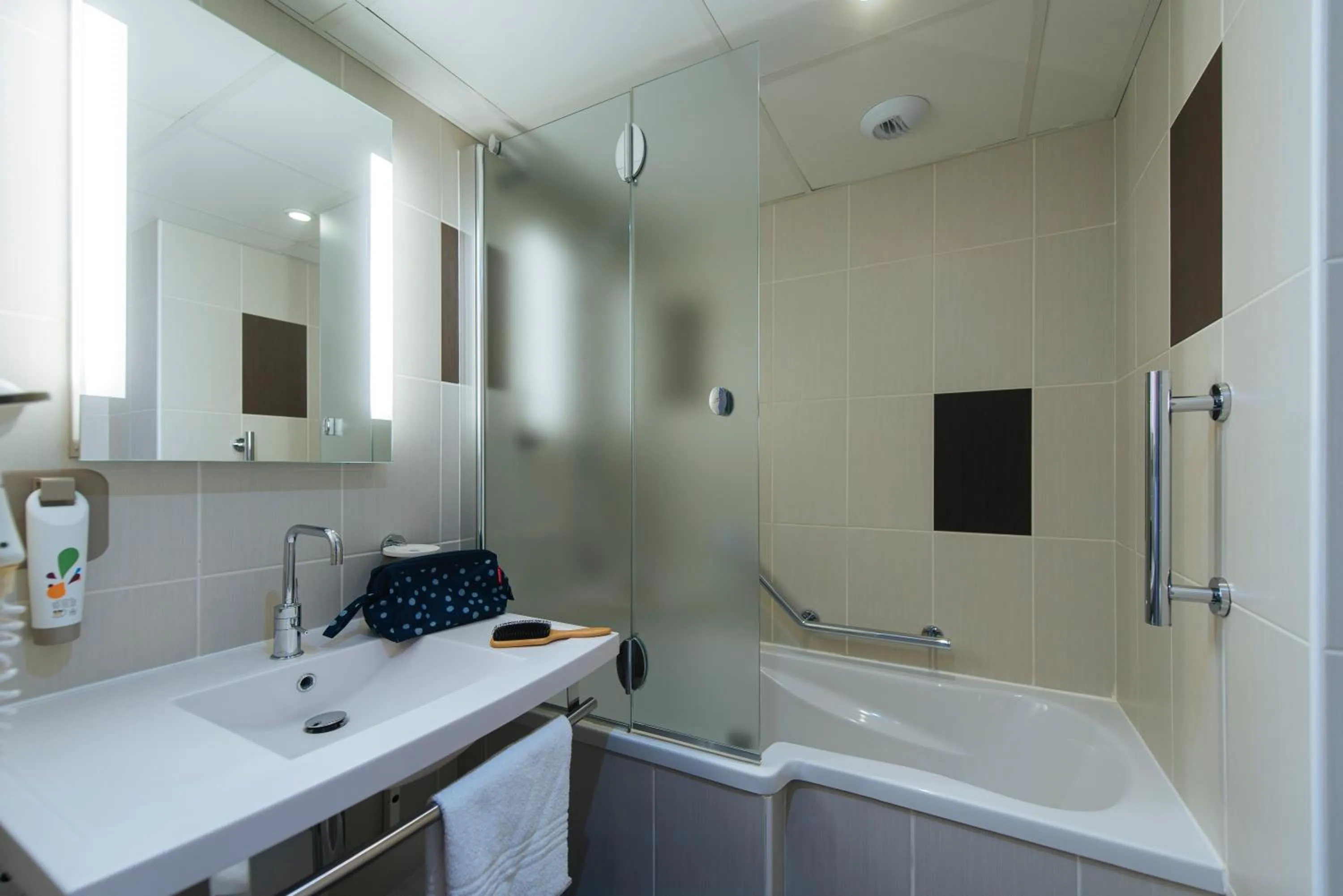 Bathroom in ibis Styles Nice Aéroport Arenas