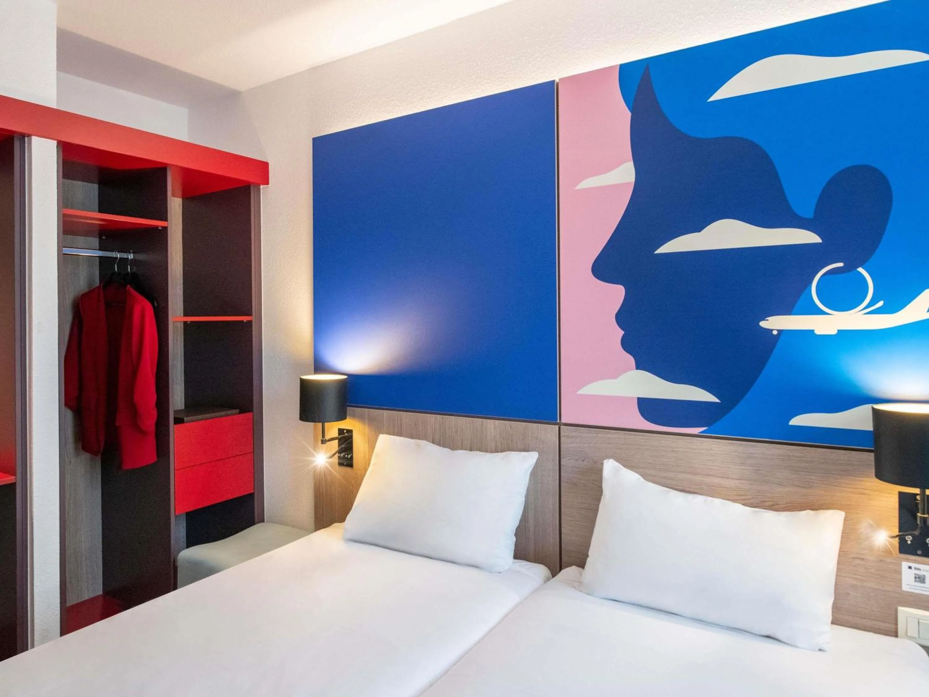 Bedroom, Bed in ibis Styles Nice Aéroport Arenas