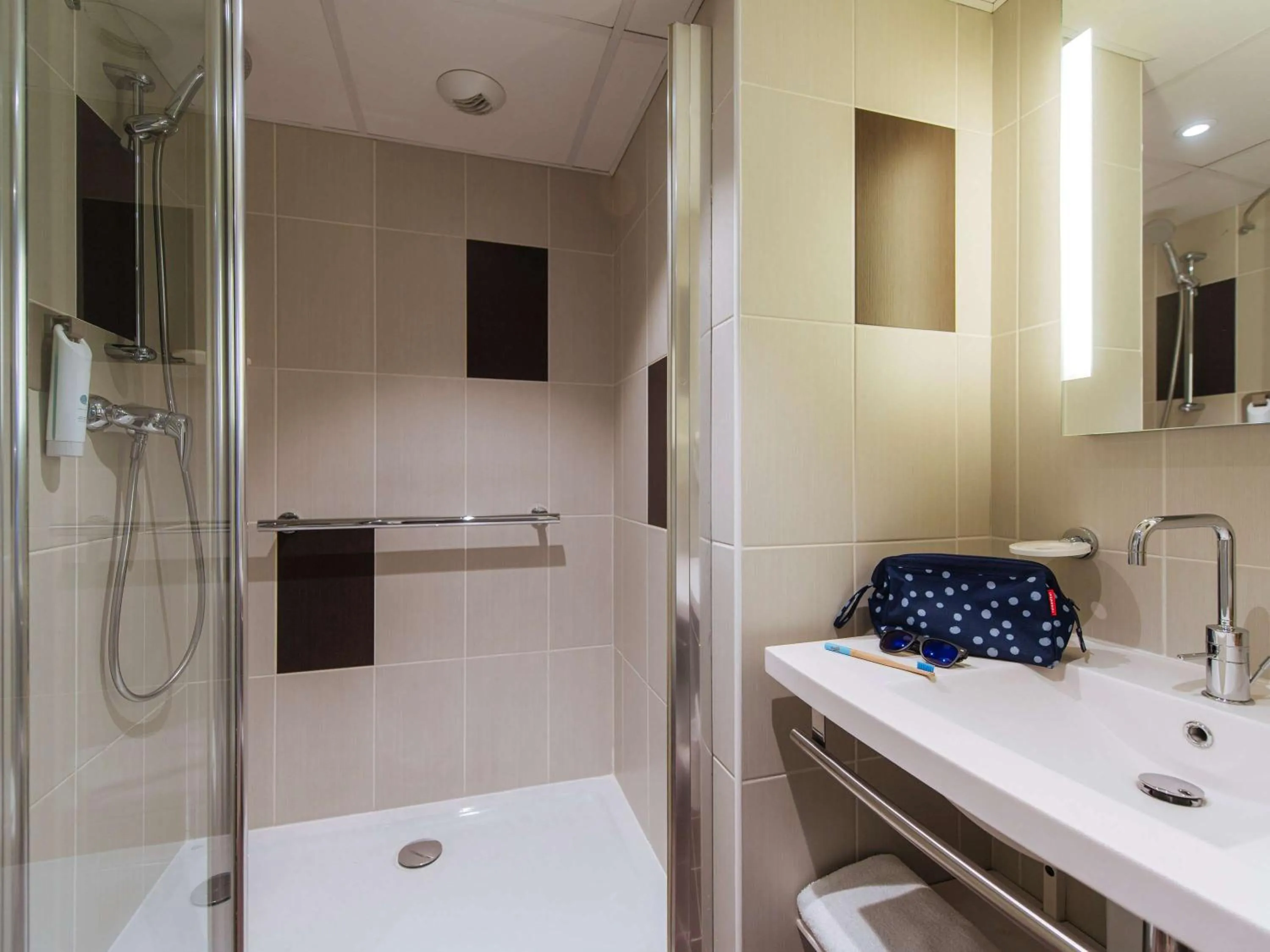 Bathroom in ibis Styles Nice Aéroport Arenas