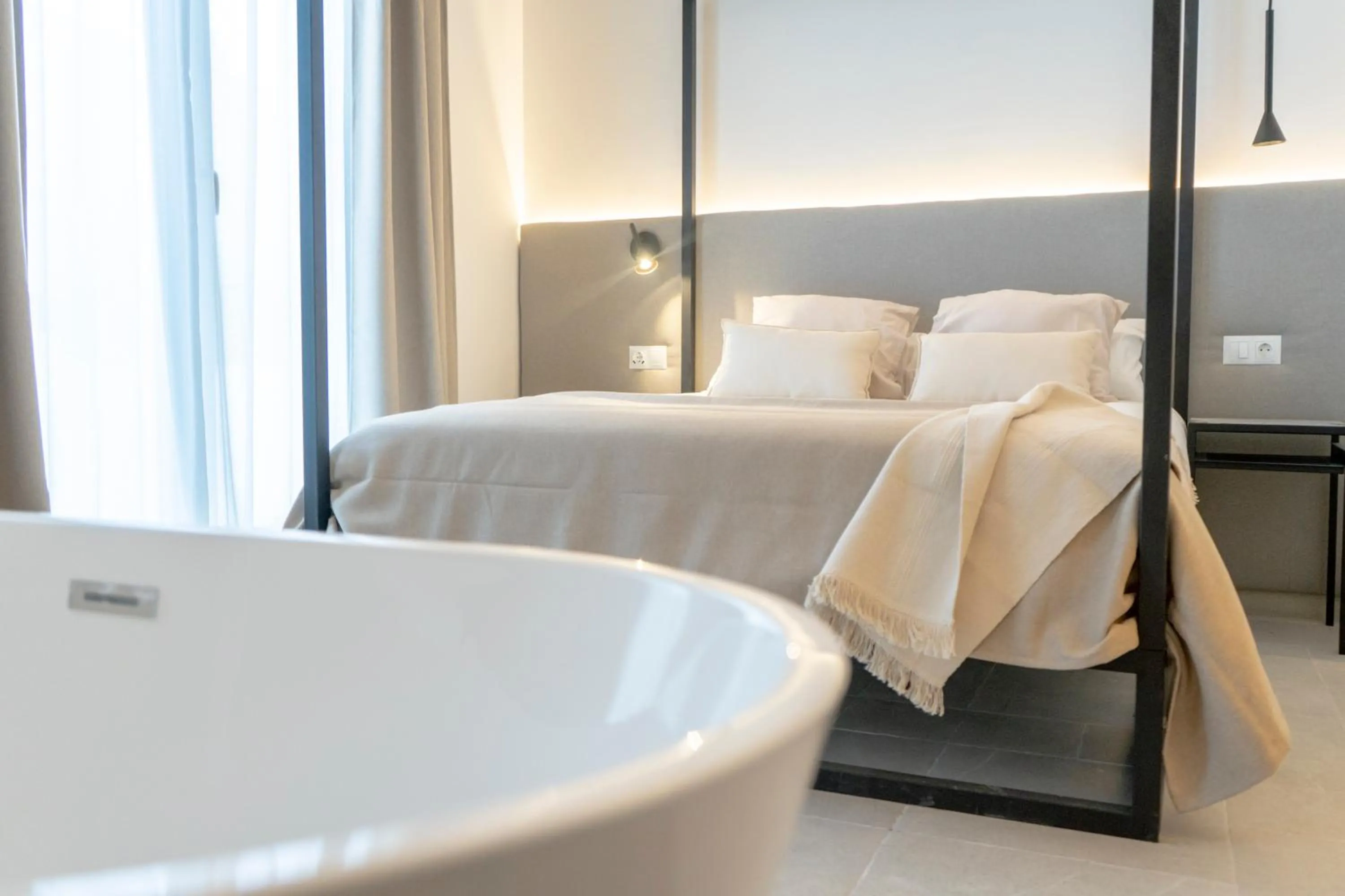 Bath, Bed in Suites Alfonso X