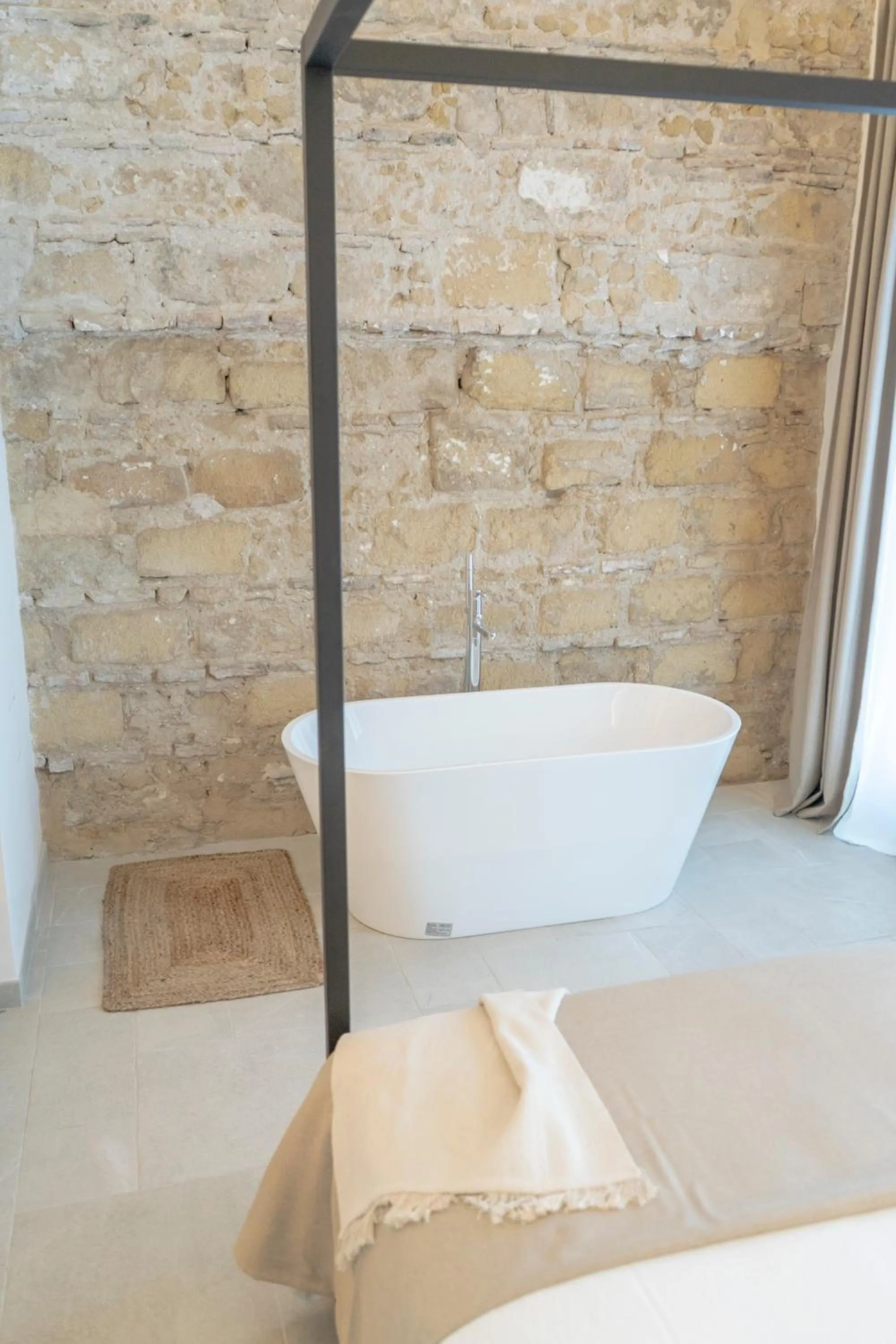 Bath, Bed in Suites Alfonso X