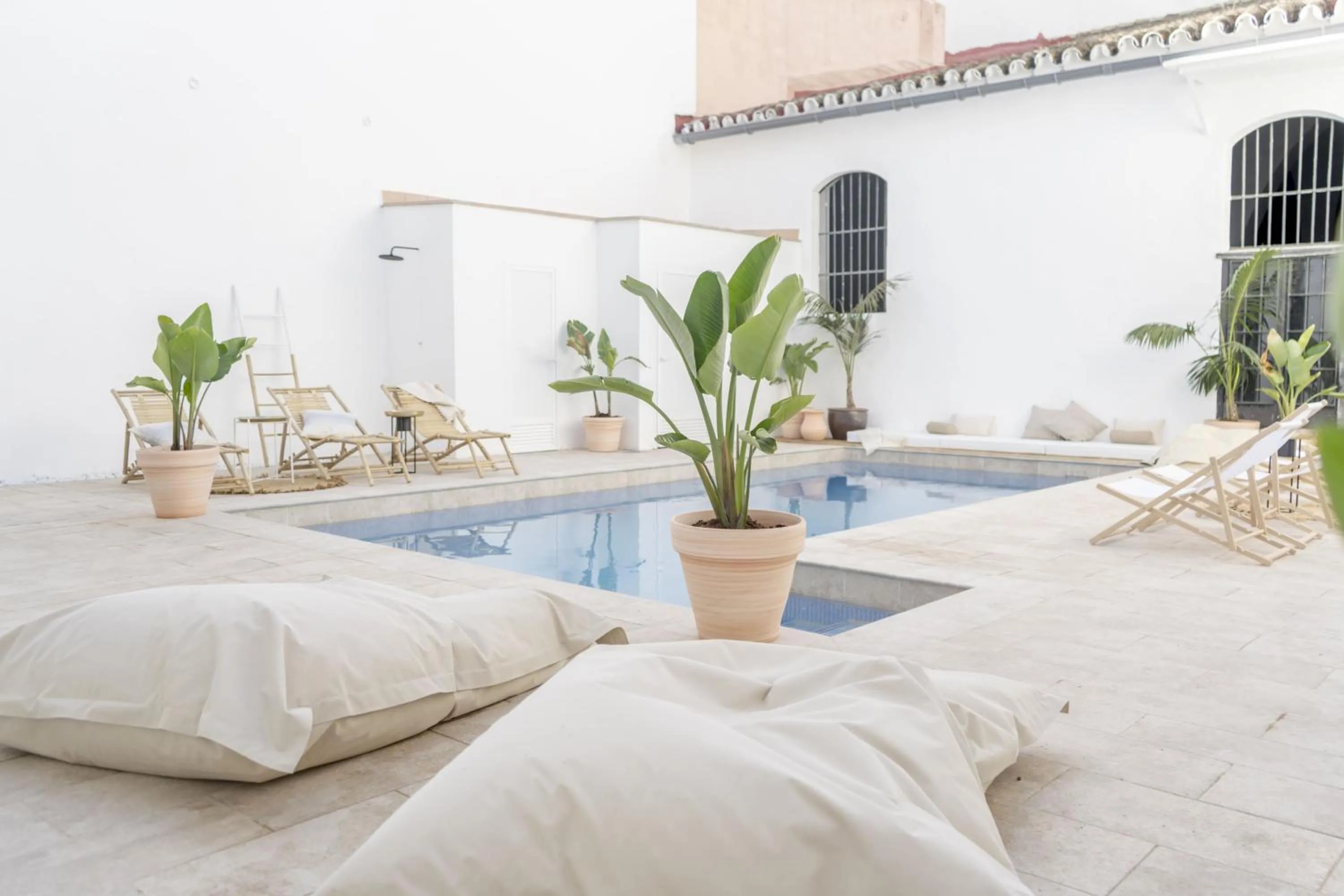 Swimming pool in Suites Alfonso X
