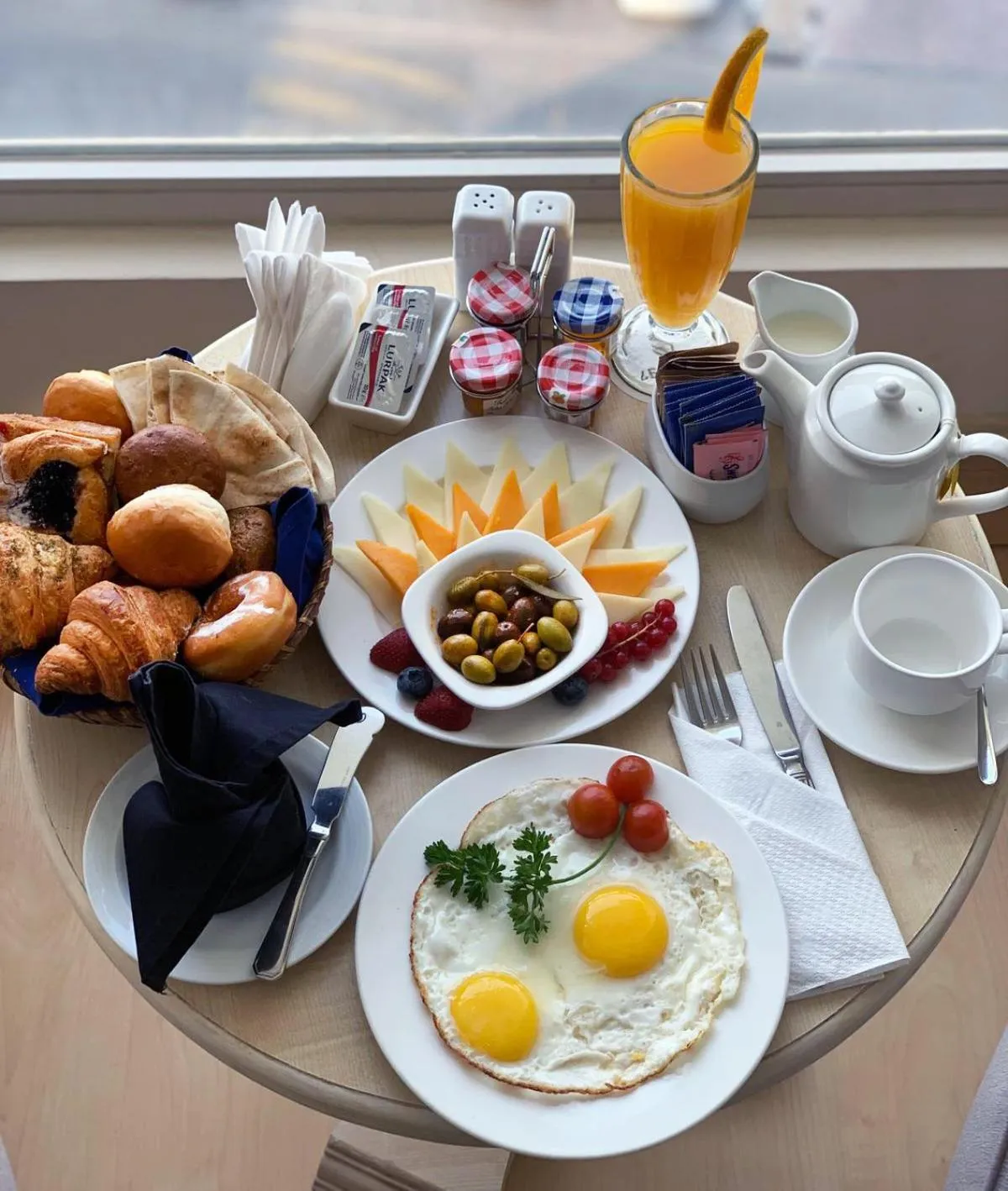 Food and drinks in Le Royal Hotel