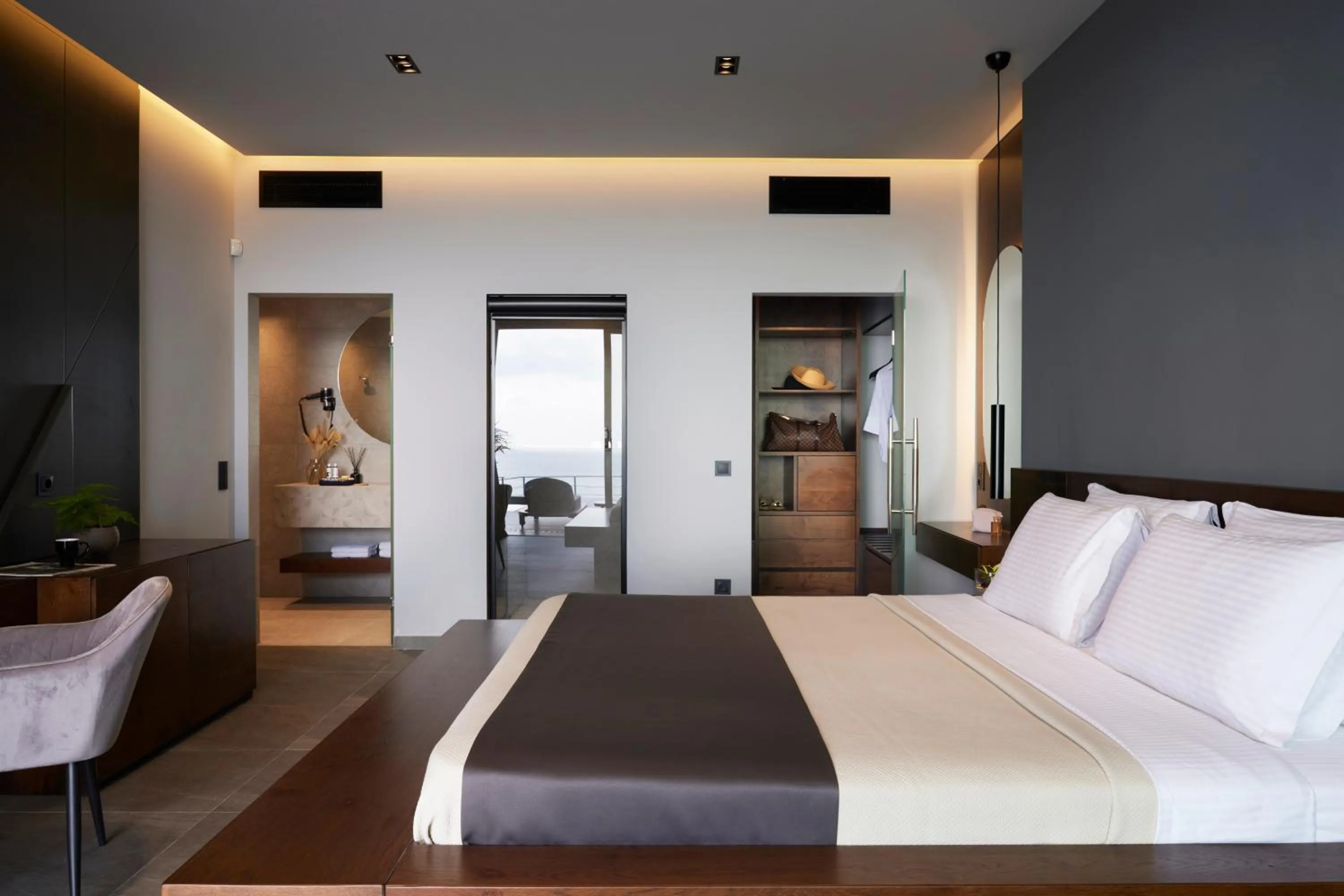 Shower, Bed in Villa OMNIA - Luxury Bound on Earth