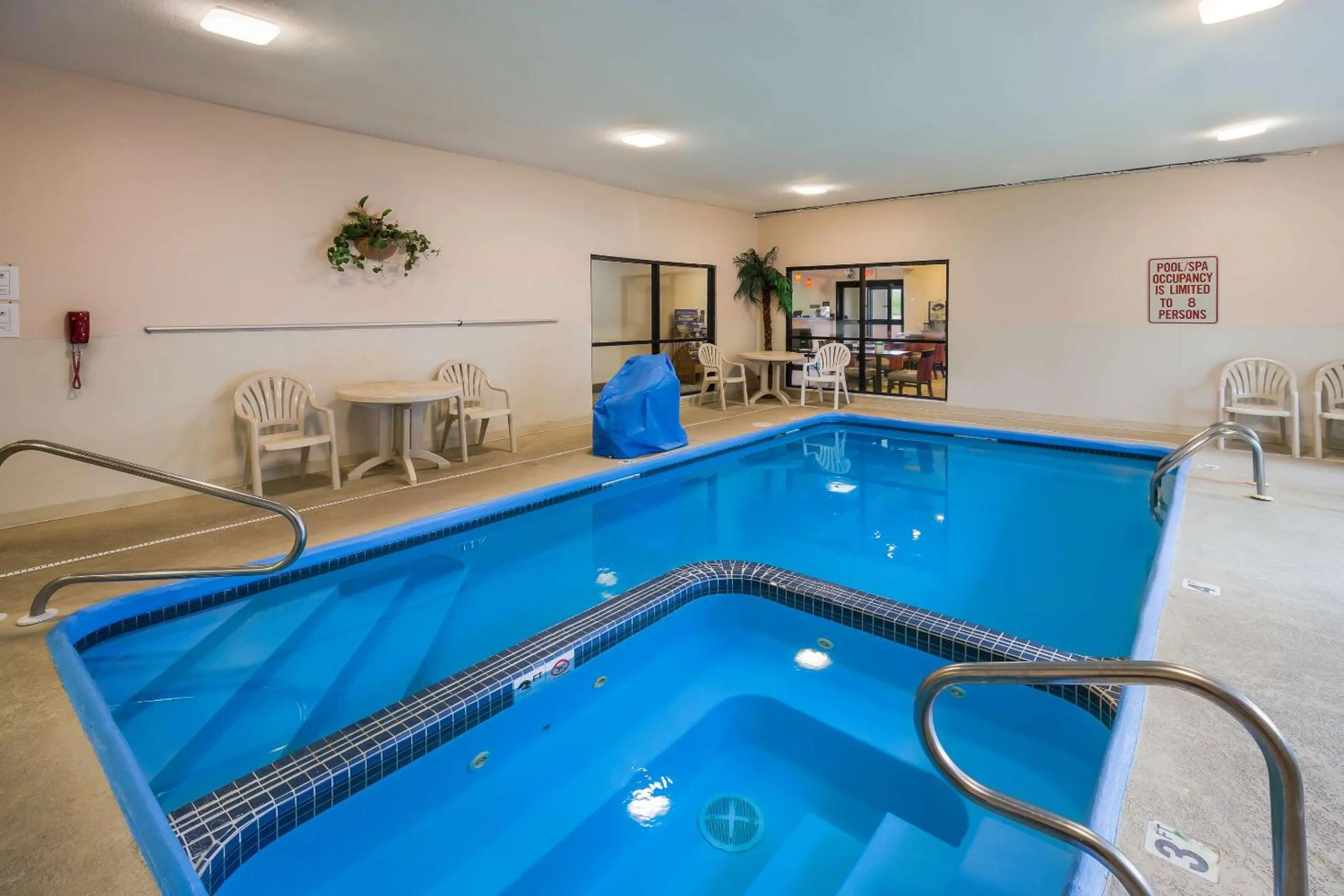 Swimming pool in Quality Inn I-70 Near Kansas Speedway