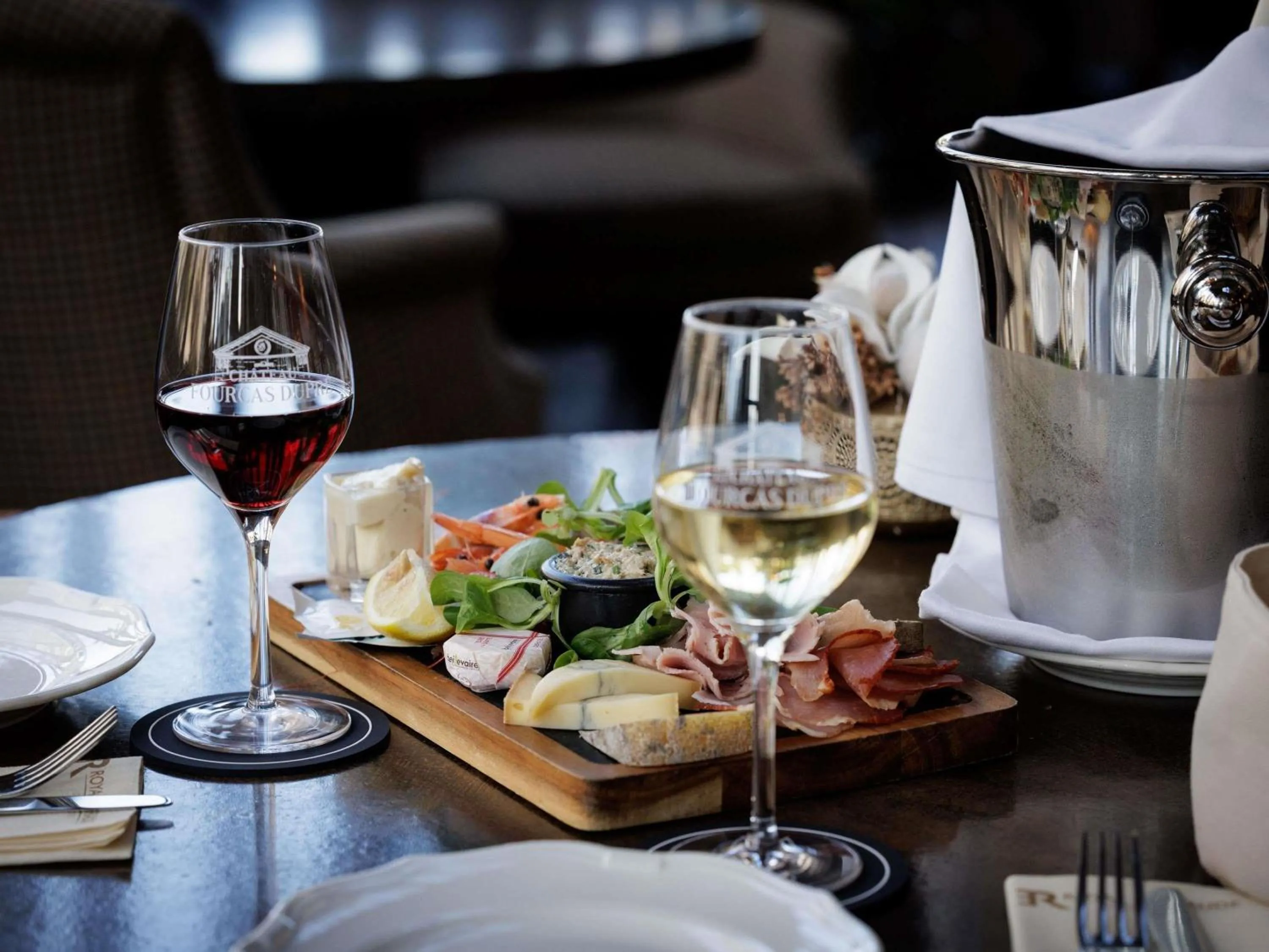 Lounge or bar in Royal Emeraude Hotel Dinard - MGallery Collection