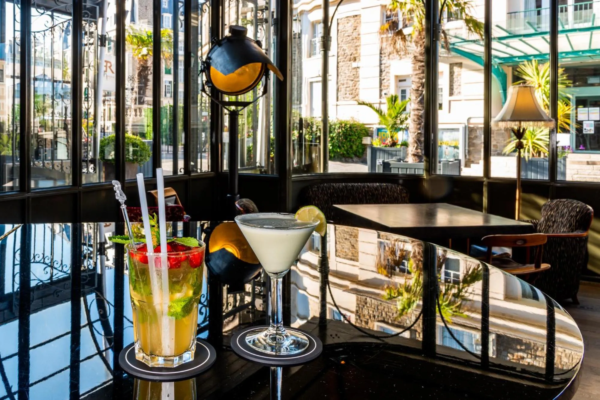 Lounge or bar in Royal Emeraude Hotel Dinard - MGallery Collection