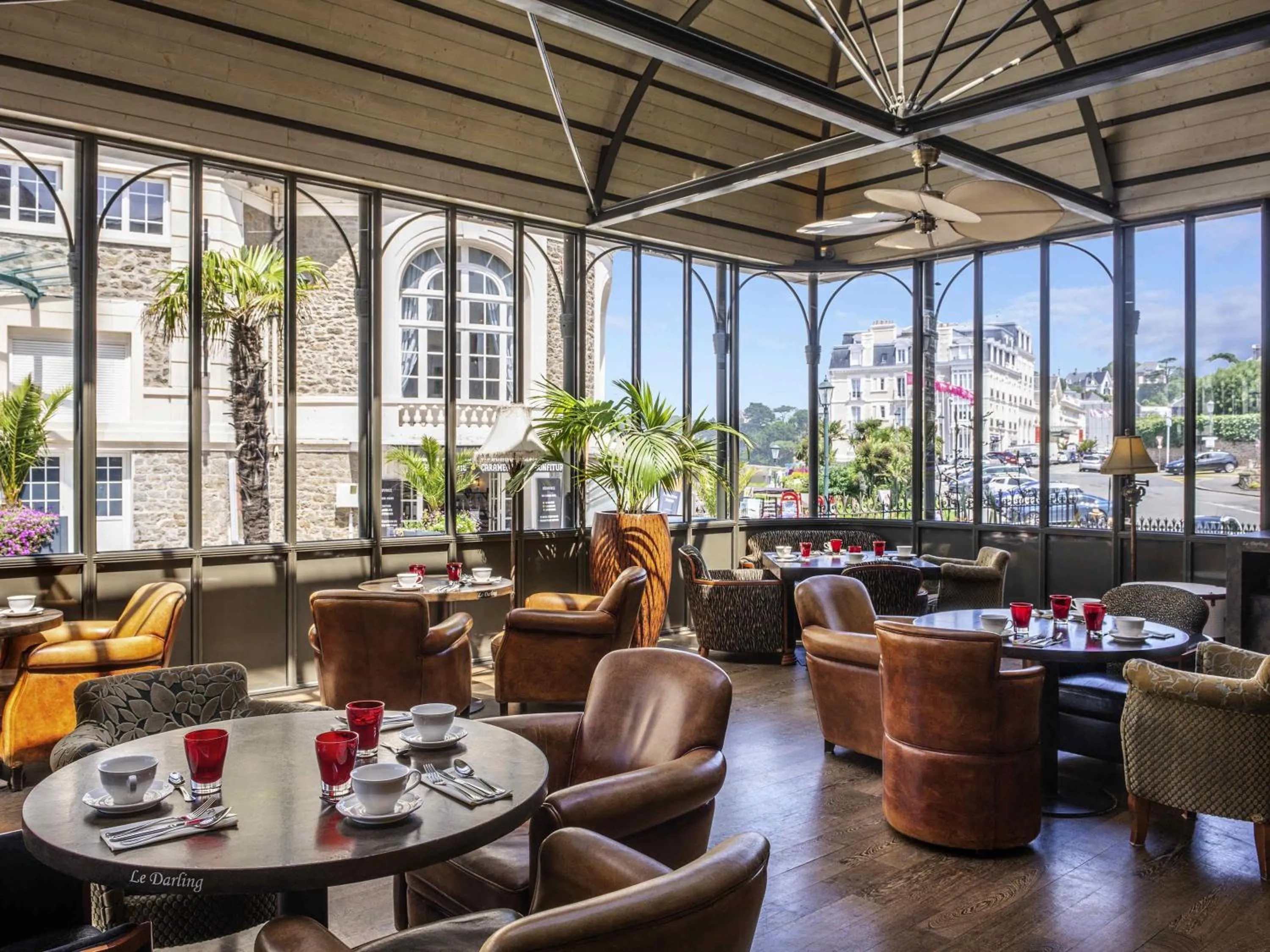 Lounge or bar in Royal Emeraude Hotel Dinard - MGallery Collection