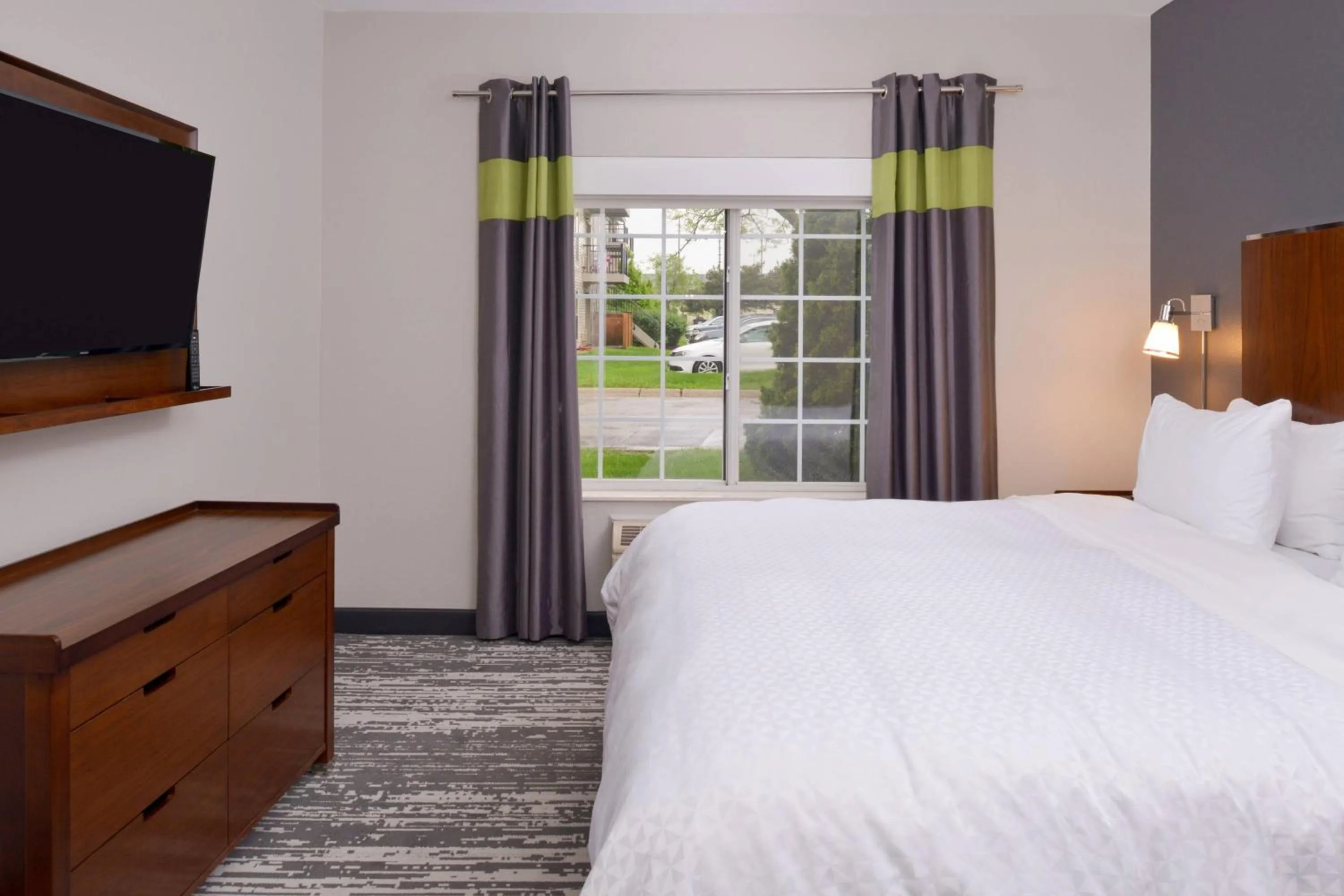 Bathroom, Bed in Four Points By Sheraton Mount Prospect O’Hare